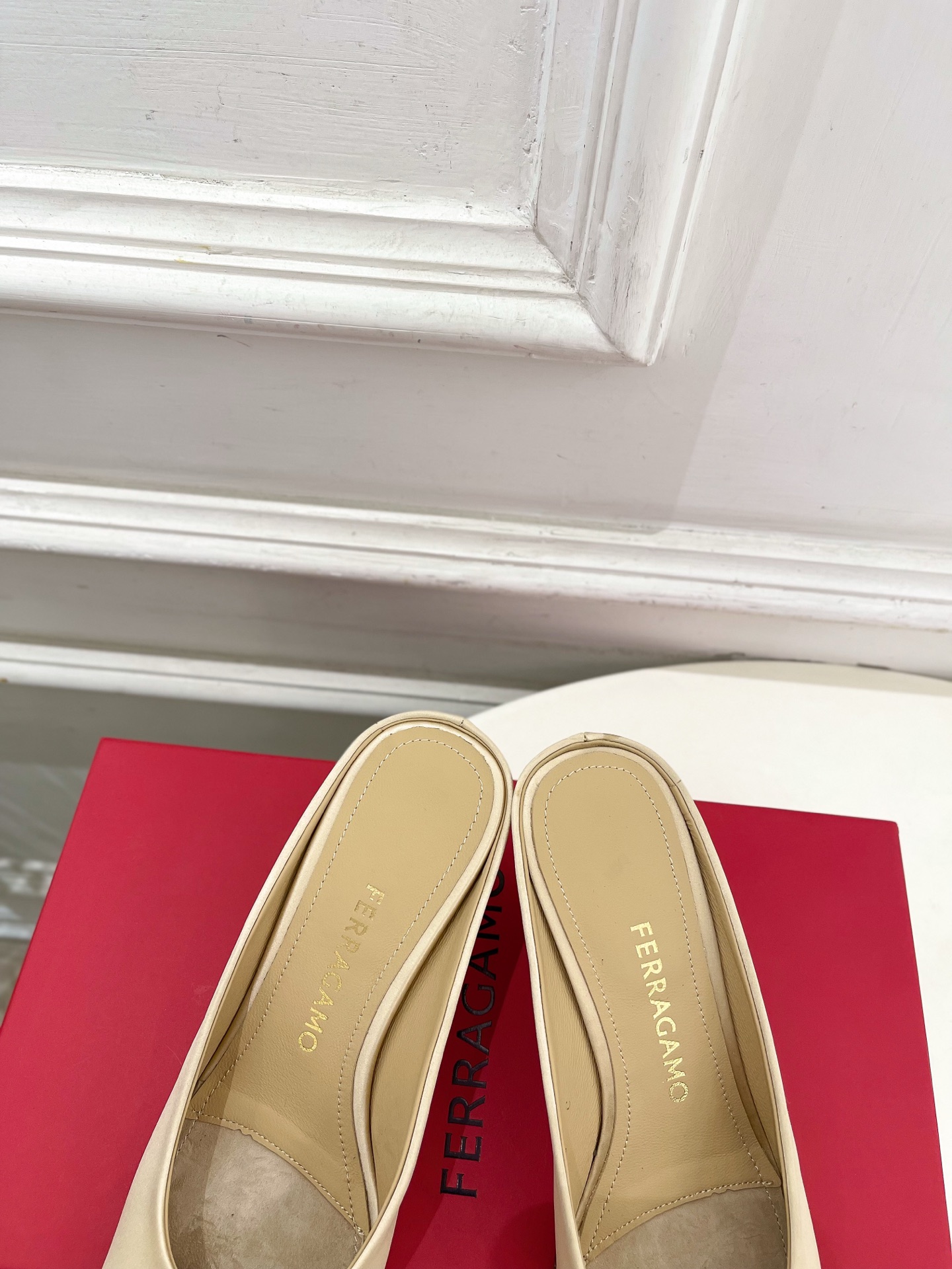 Ferragamo|菲拉格慕26𝐬𝐬2026春夏新品 极简异形金属跟半拖鞋 火爆上新! 这鞋绝对是黑马 Ferragamo|菲拉格慕26𝐬𝐬2026春夏新品 极简异形金属跟半拖鞋 火爆上新! 这鞋绝对是黑马