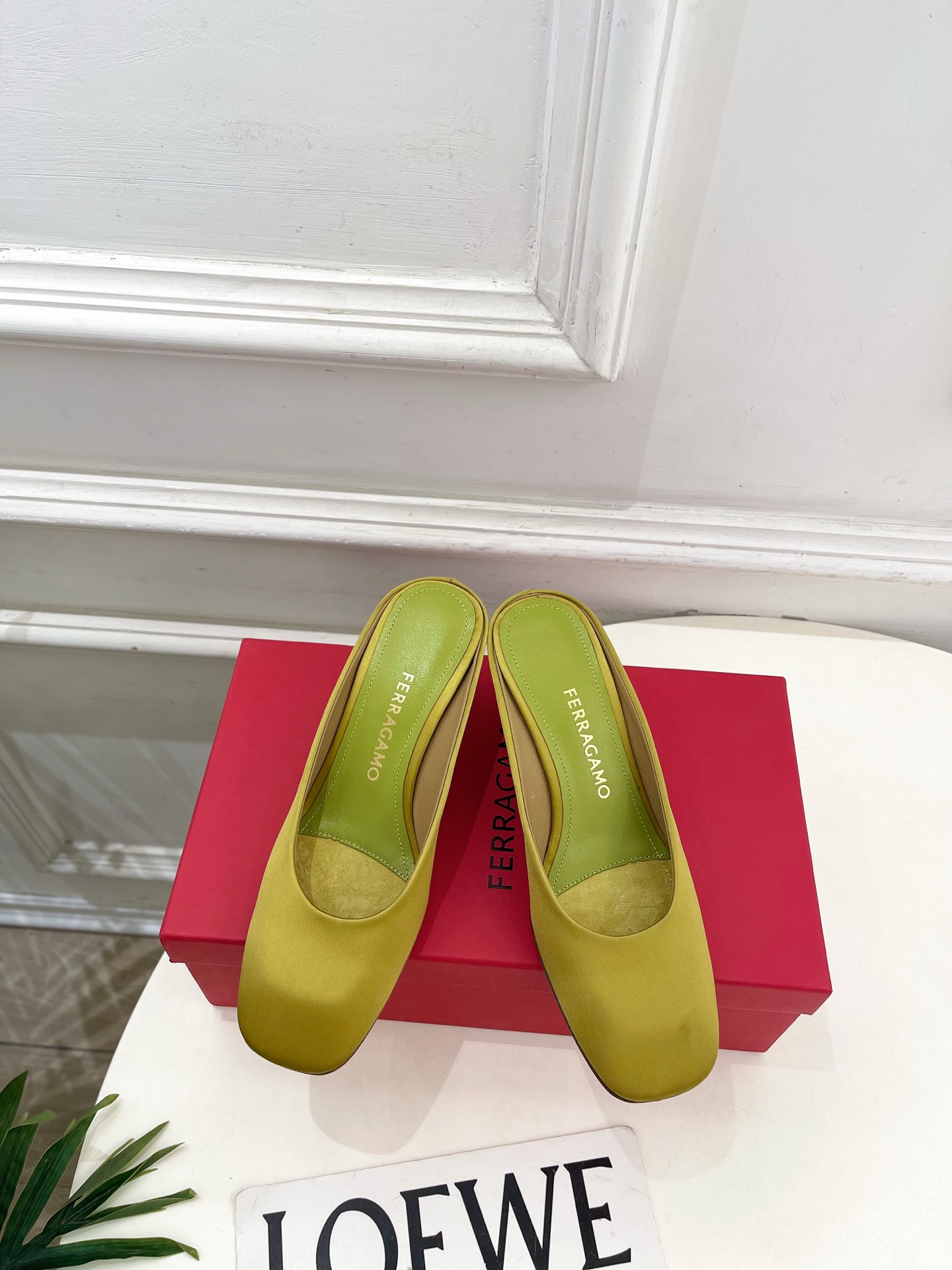 Ferragamo｜菲拉格慕26𝐬𝐬2026春夏新品 极简异形金属跟半拖鞋 火爆上新！  这鞋绝对是黑马