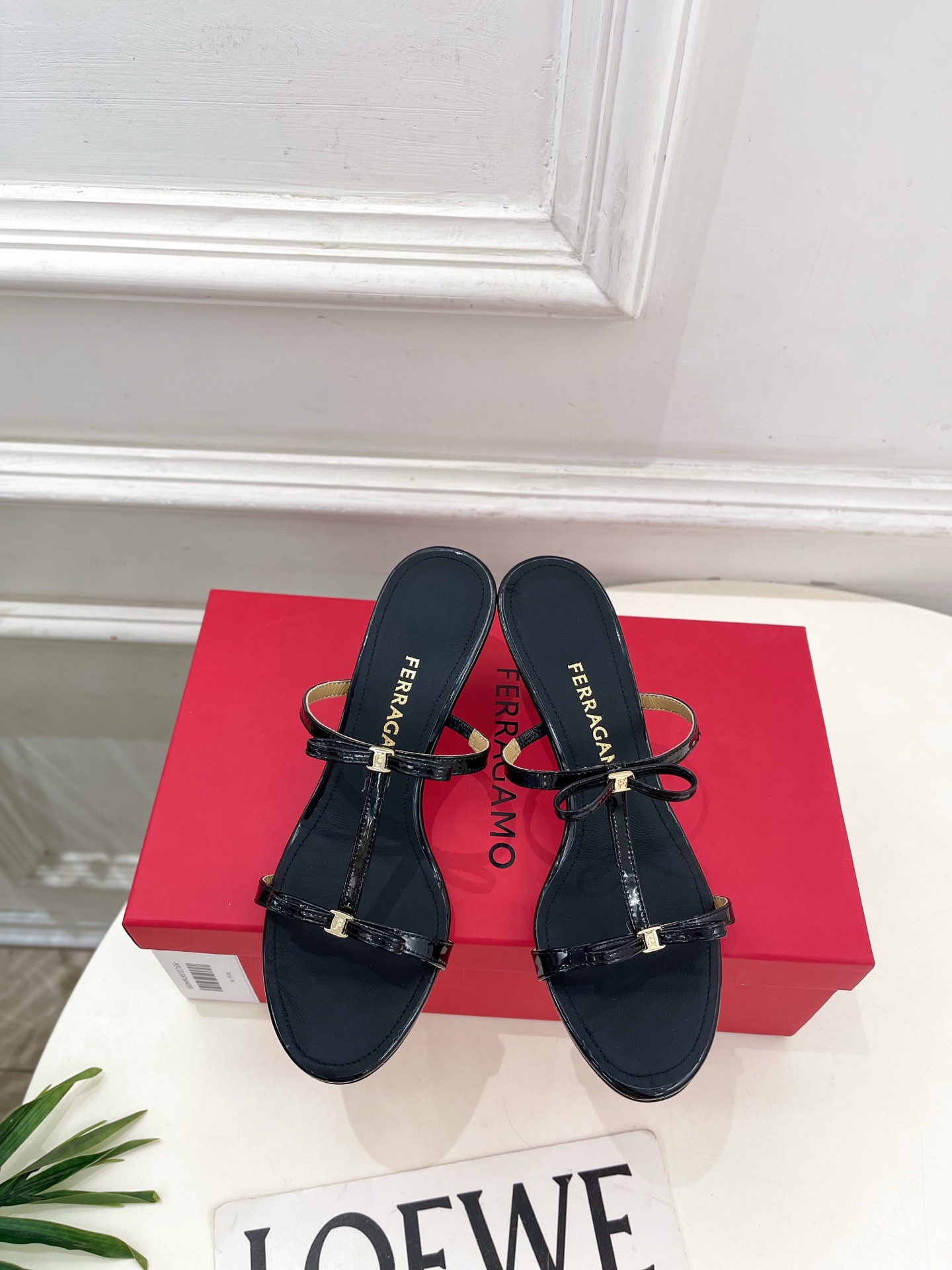 Ferragamo｜菲拉格慕26𝐬𝐬2026春夏新品 经典小猫跟蝴蝶结拖鞋 火爆上新！  这鞋绝对是黑马