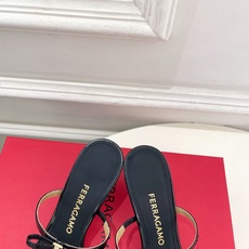 Ferragamo|菲拉格慕26𝐬𝐬2026春夏新品 经典小猫跟蝴蝶结拖鞋 火爆上新! 这鞋绝对是黑马 Ferragamo|菲拉格慕26𝐬𝐬2026春夏新品 经典小猫跟蝴蝶结拖鞋 火爆上新! 这鞋绝对是黑马