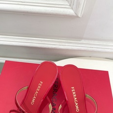 Ferragamo|菲拉格慕26𝐬𝐬2026春夏新品 经典小猫跟蝴蝶结拖鞋 火爆上新! 这鞋绝对是黑马 Ferragamo|菲拉格慕26𝐬𝐬2026春夏新品 经典小猫跟蝴蝶结拖鞋 火爆上新! 这鞋绝对是黑马