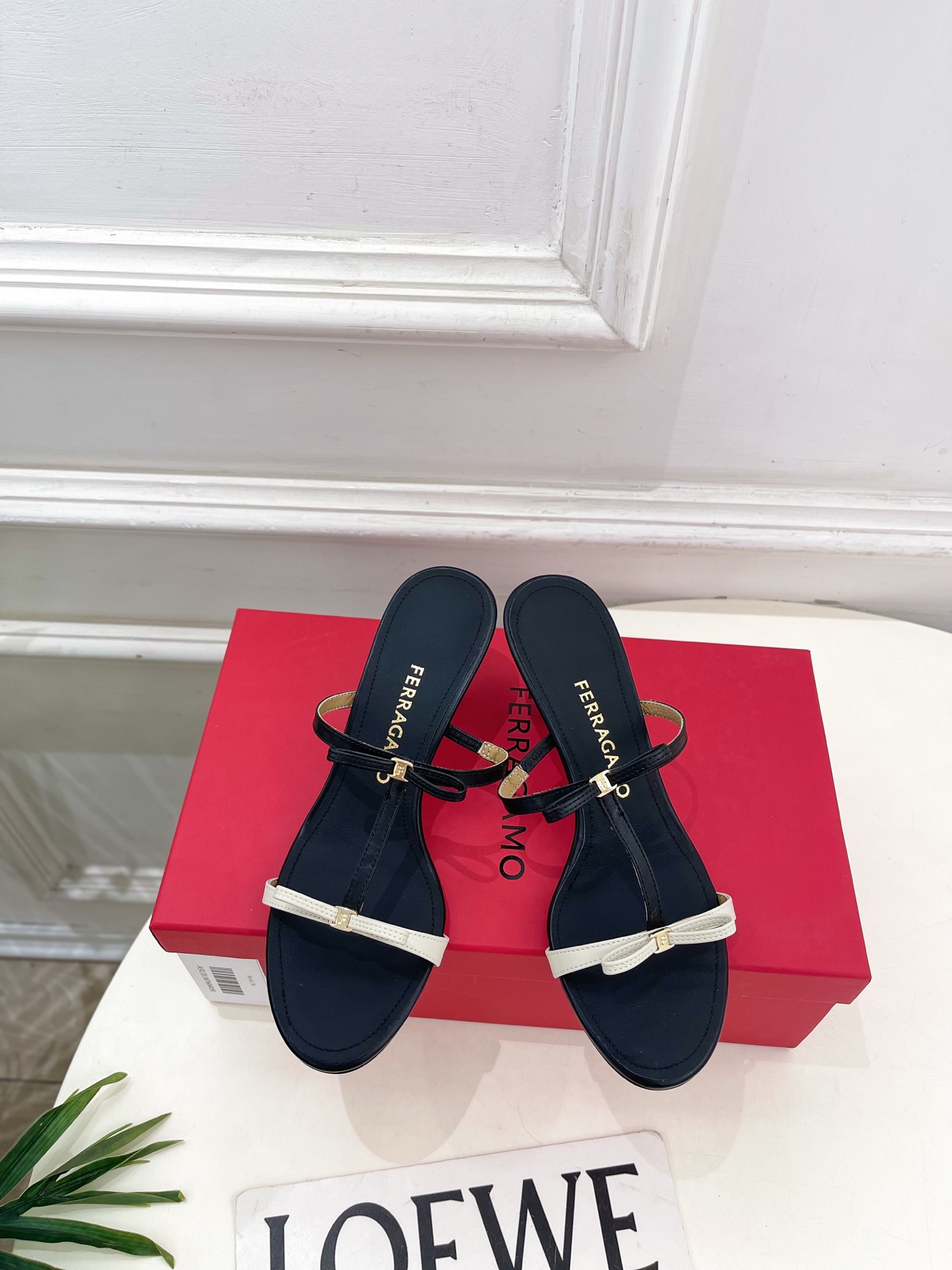 Ferragamo｜菲拉格慕26𝐬𝐬2026春夏新品 经典小猫跟蝴蝶结拖鞋 火爆上新！  这鞋绝对是黑马