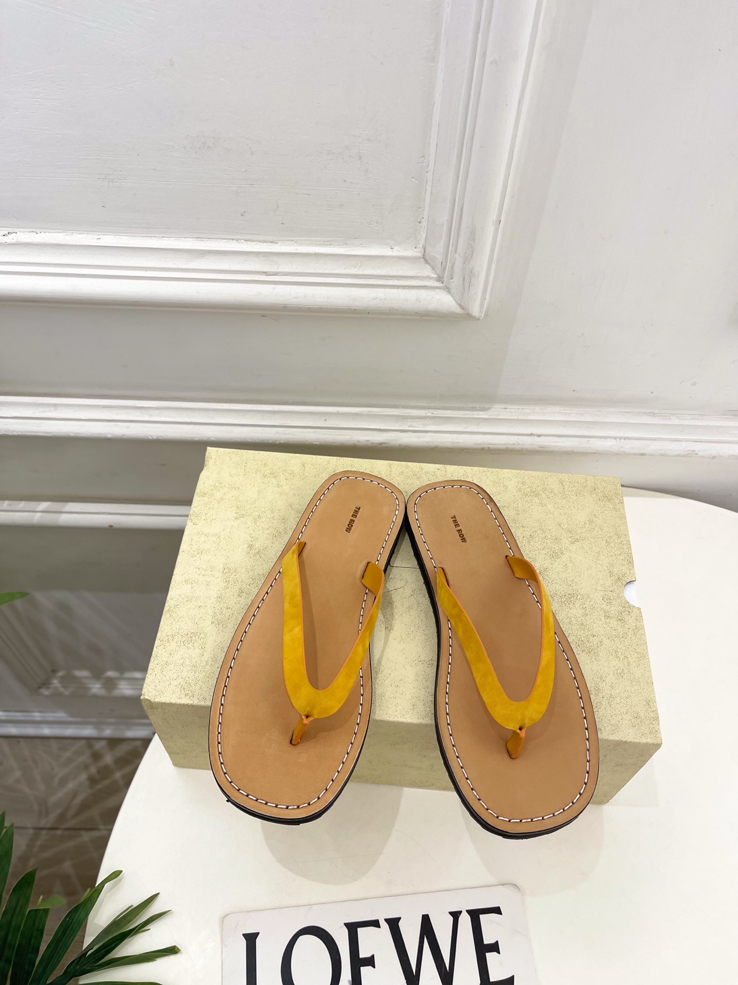 NO:816225,The row 2026 spring and summer new product TR minimalist casual beach flip-flops ———————— As the most popular designer brand in the past two years, the design is simple, the details are clever, fresh and refined!  If you don’t want to hit the streets with random styles, you can check out this brand. It’s relatively niche but is so easy to match. You can see this brand everywhere on Instagram and Xiaohongshu!  BS original version customized one to one!  Original custom-made horse hair/yangjing upper, original imported cowhide lining (leather midsole), original molded custom-made non-slip outsole, high flat heel, code number 35~39 (40. Customized, non-returnable) No. 2605031, split-toe slippers, slippers, cowhide, sheep19860909The row 2026春夏新品 TR极简休闲沙滩人字拖鞋 ————————— 作为这两年最受欢迎的设计师牌,设计简单、细节巧妙、清新脱俗！ 不想满大街撞款的可以看看这个品牌,比较小众却又是那么好搭配,ins、小红书随处可见这个品牌的身影 ！BS原版一比一定制！ 鞋面原版特定制马毛/羊京 内里原版进口牛皮（真皮中底） 大底原版开模定制防滑大底 跟高平底 码数35~39(40.订做不退换） 编号2605031,分趾鞋拖鞋,slippers,cowhide,sheep,Women's Shoes