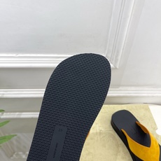 The row 2026春夏新品 TR极简休闲厚底沙滩人字拖鞋—————————作为这两年最受欢迎的设计 The row 2026春夏新品 TR极简休闲厚底沙滩人字拖鞋—————————作为这两年最受欢迎的设计