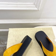The row 2026春夏新品 TR极简休闲厚底沙滩人字拖鞋—————————作为这两年最受欢迎的设计 The row 2026春夏新品 TR极简休闲厚底沙滩人字拖鞋—————————作为这两年最受欢迎的设计