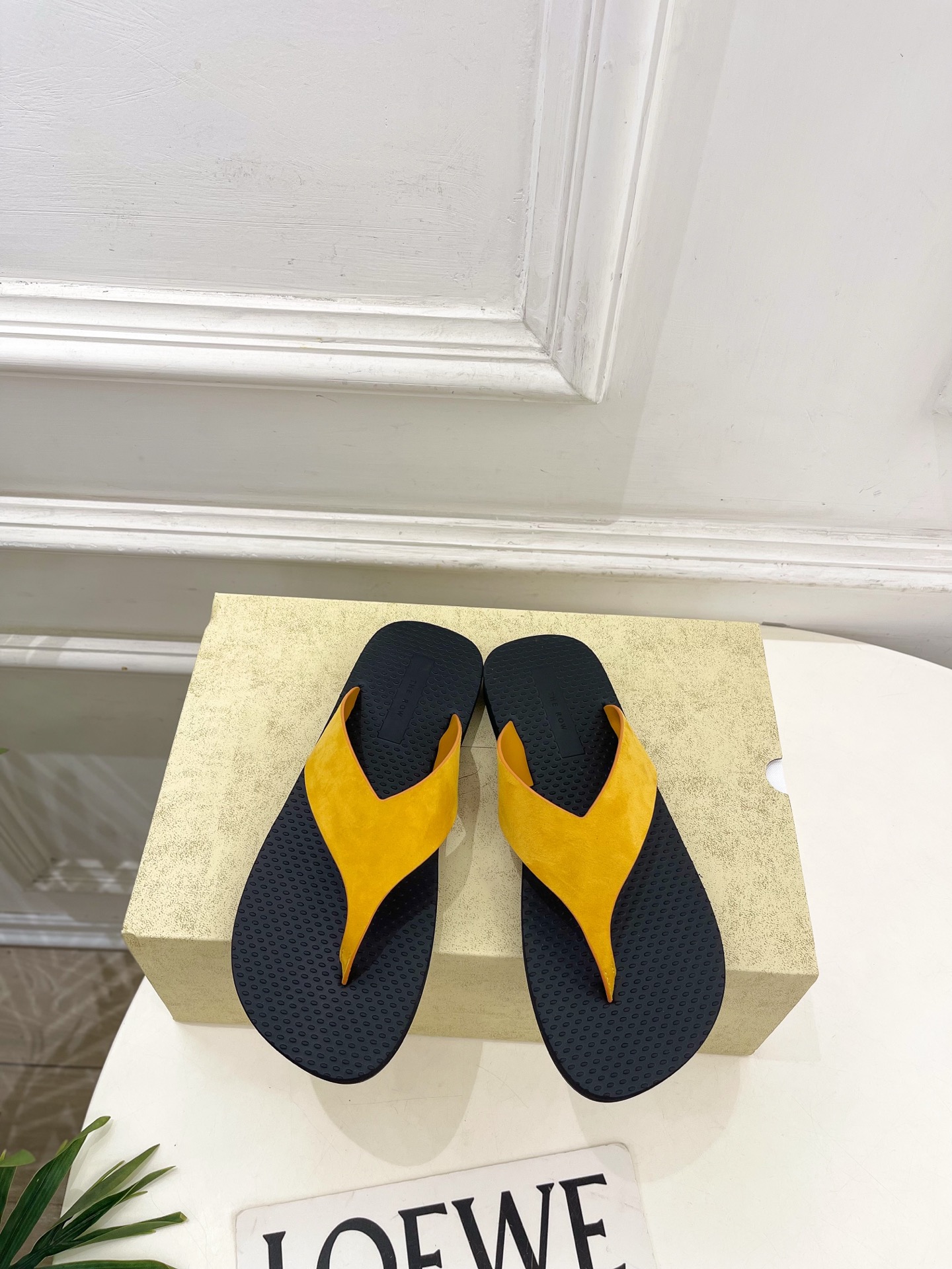 NO:816183,The row 2026 spring and summer new product TR minimalist casual thick-soled beach flip-flops ————————— As the most popular designer brand in the past two years, the design is simple, the details are clever, fresh and refined!  If you don’t want to hit the streets with random styles, you can check out this brand. It’s relatively niche but is so easy to match. You can see this brand everywhere on Instagram and Xiaohongshu!  BS original version customized one to one!  Original custom-made horse hair/Yangjing upper, original imported cowhide lining, original open-molded rubber foam outsole, heel height 2cm/3cm, size 35~39 (40. Customized, non-refundable), thin sole, thick sole, No. 2605031, split-toe slippers, slippers, cowhide, sheep19860909The row 2026春夏新品 TR极简休闲厚底沙滩人字拖鞋 ————————— 作为这两年最受欢迎的设计师牌,设计简单、细节巧妙、清新脱俗！ 不想满大街撞款的可以看看这个品牌,比较小众却又是那么好搭配,ins、小红书随处可见这个品牌的身影 ！BS原版一比一定制！ 鞋面原版特定制马毛/羊京 内里原版进口牛皮 大底原版开模橡胶发泡大底 跟高2cm/3cm 码数35~39(40.订做不退换） 薄底、厚底 编号2605031,分趾鞋拖鞋,slippers,cowhide,sheep,Women's Shoes