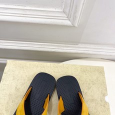 The row 2026春夏新品 TR极简休闲厚底沙滩人字拖鞋—————————作为这两年最受欢迎的设计 The row 2026春夏新品 TR极简休闲厚底沙滩人字拖鞋—————————作为这两年最受欢迎的设计