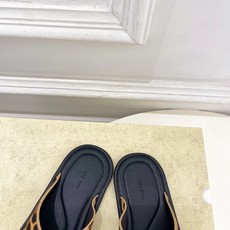 The row 2026春夏新品 TR极简交叉带休闲平底拖鞋—————————作为这两年最受欢迎的设计师 The row 2026春夏新品 TR极简交叉带休闲平底拖鞋—————————作为这两年最受欢迎的设计师