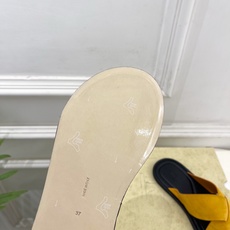 The row 2026春夏新品 TR极简交叉带休闲平底拖鞋—————————作为这两年最受欢迎的设计师 The row 2026春夏新品 TR极简交叉带休闲平底拖鞋—————————作为这两年最受欢迎的设计师