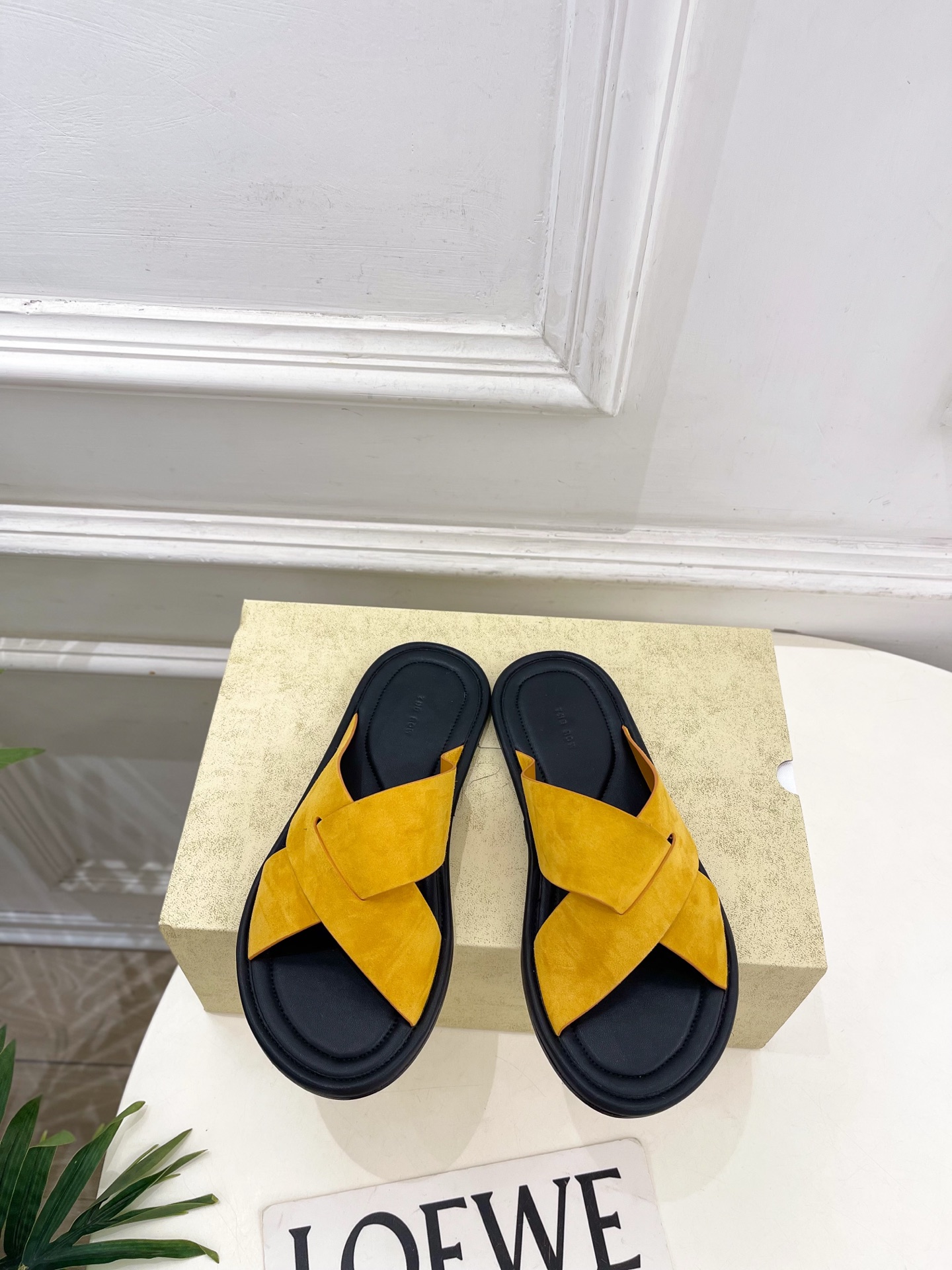 NO:816188,The row 2026 spring and summer new product TR minimalist cross-strap casual flat slippers ————————— As the most popular designer brand in the past two years, the design is simple, the details are clever, fresh and refined!  If you don’t want to hit the streets with random styles, you can check out this brand. It’s relatively niche but is so easy to match. You can see this brand everywhere on Instagram and Xiaohongshu!  BS original version customized one to one!  Original custom-made horse hair/sheep leather lining, original imported sheepskin outsole, original imported genuine leather outsole, high flat heel, size 35~39 (40. Customized, non-refundable), No. 2605031, split-toe slippers, slippers, sheepskin, sheep, Leather soles19860909The row 2026春夏新品 TR极简交叉带休闲平底拖鞋 ————————— 作为这两年最受欢迎的设计师牌,设计简单、细节巧妙、清新脱俗！ 不想满大街撞款的可以看看这个品牌,比较小众却又是那么好搭配,ins、小红书随处可见这个品牌的身影 ！BS原版一比一定制！ 鞋面原版特定制马毛/羊京 内里原版进口羊皮 大底原版进口真皮大底 跟高平底 码数35~39(40.订做不退换） 编号2605031,分趾鞋拖鞋,slippers,sheepskin,sheep,Leather soles,Women's Shoes