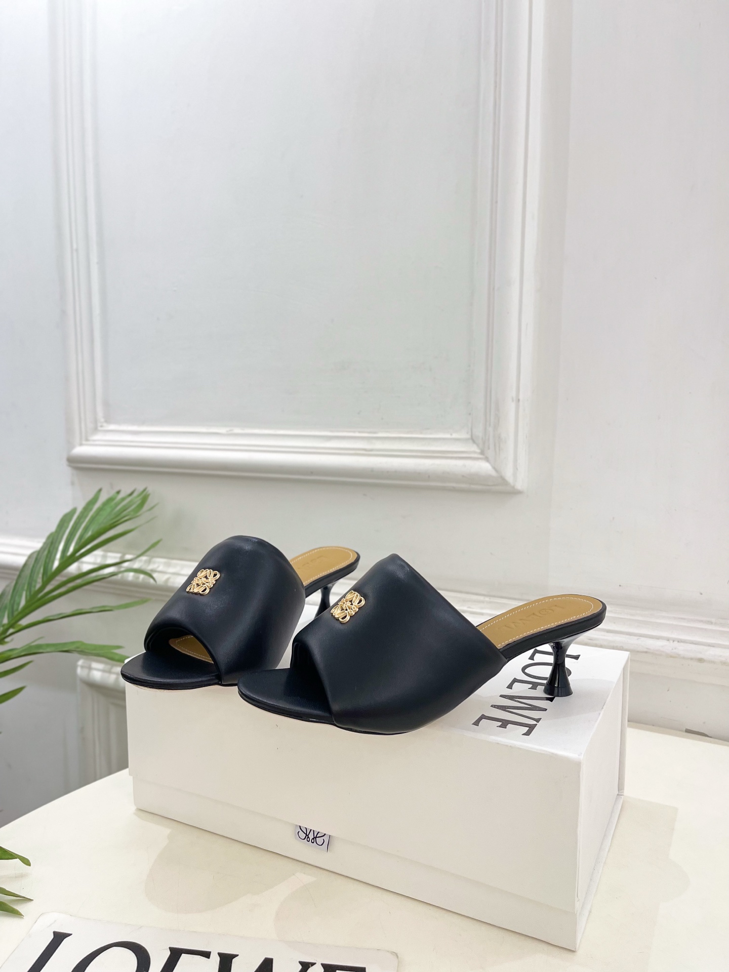 LOEWE 罗意威 2026春夏新品小猫跟面包拖鞋—————————LOEWE作为这两年最受欢迎的设计师