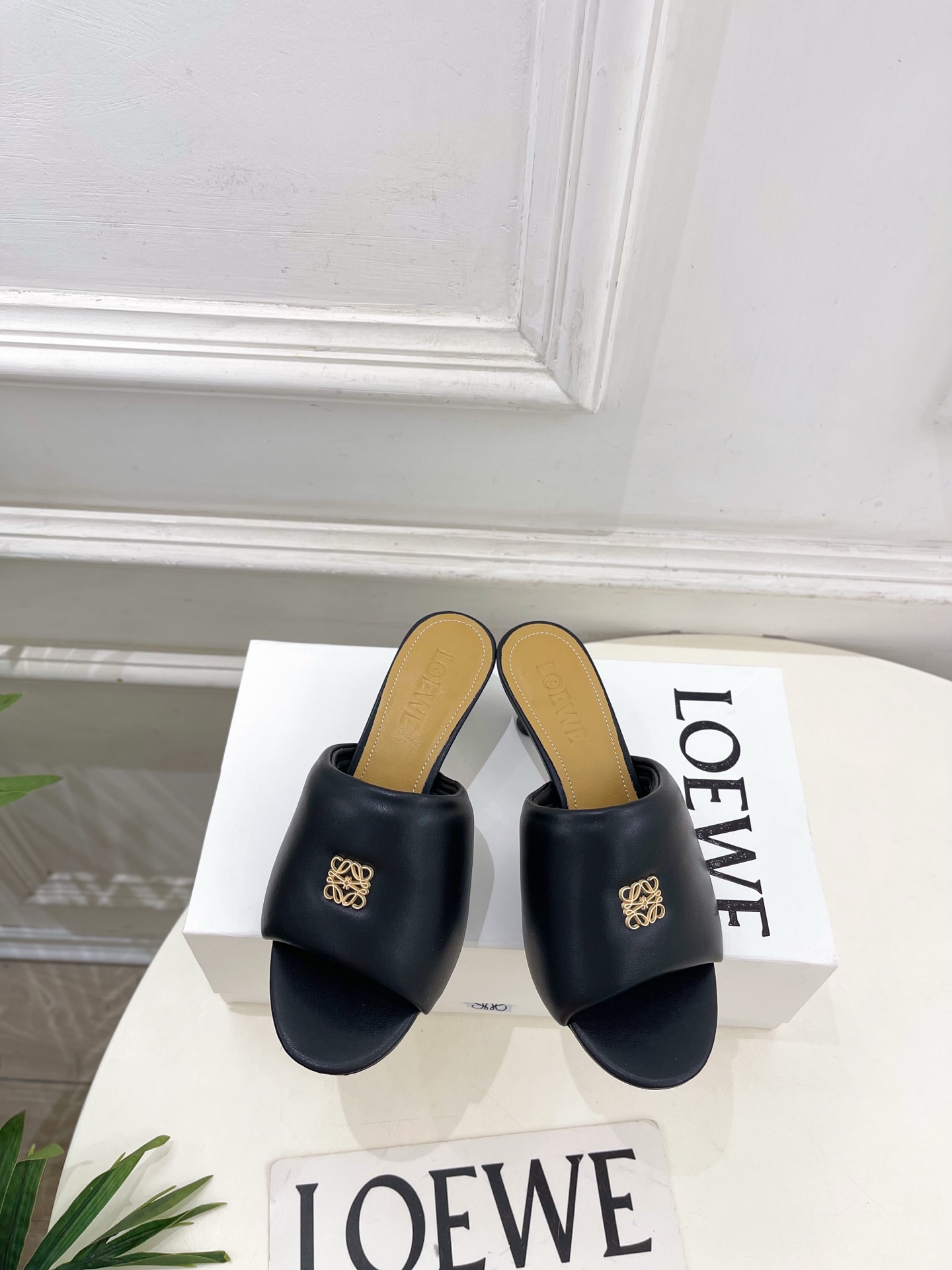 LOEWE 罗意威 2026春夏新品小猫跟面包拖鞋—————————LOEWE作为这两年最受欢迎的设计师