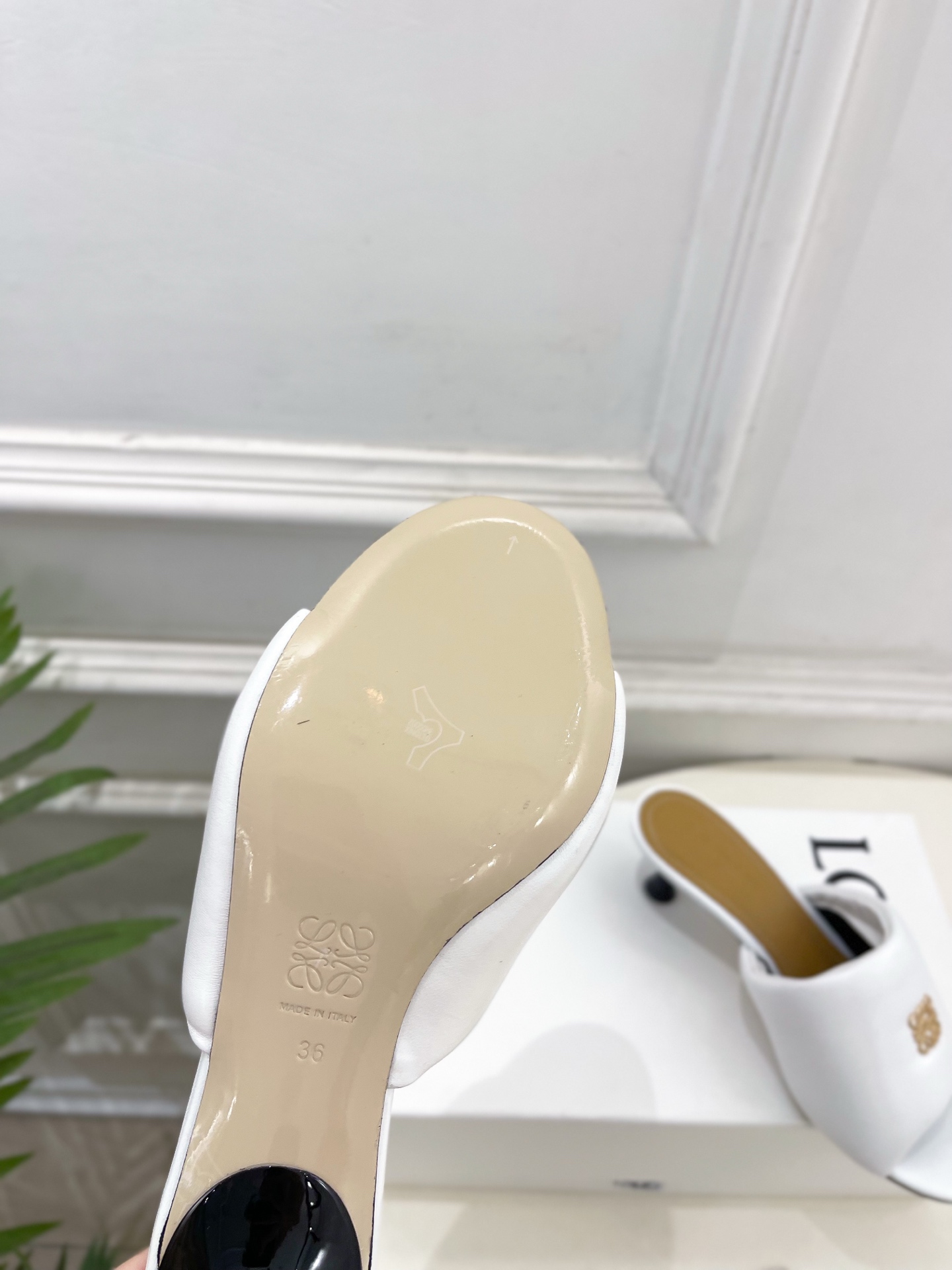 LOEWE 罗意威 2026春夏新品小猫跟面包拖鞋—————————LOEWE作为这两年最受欢迎的设计师