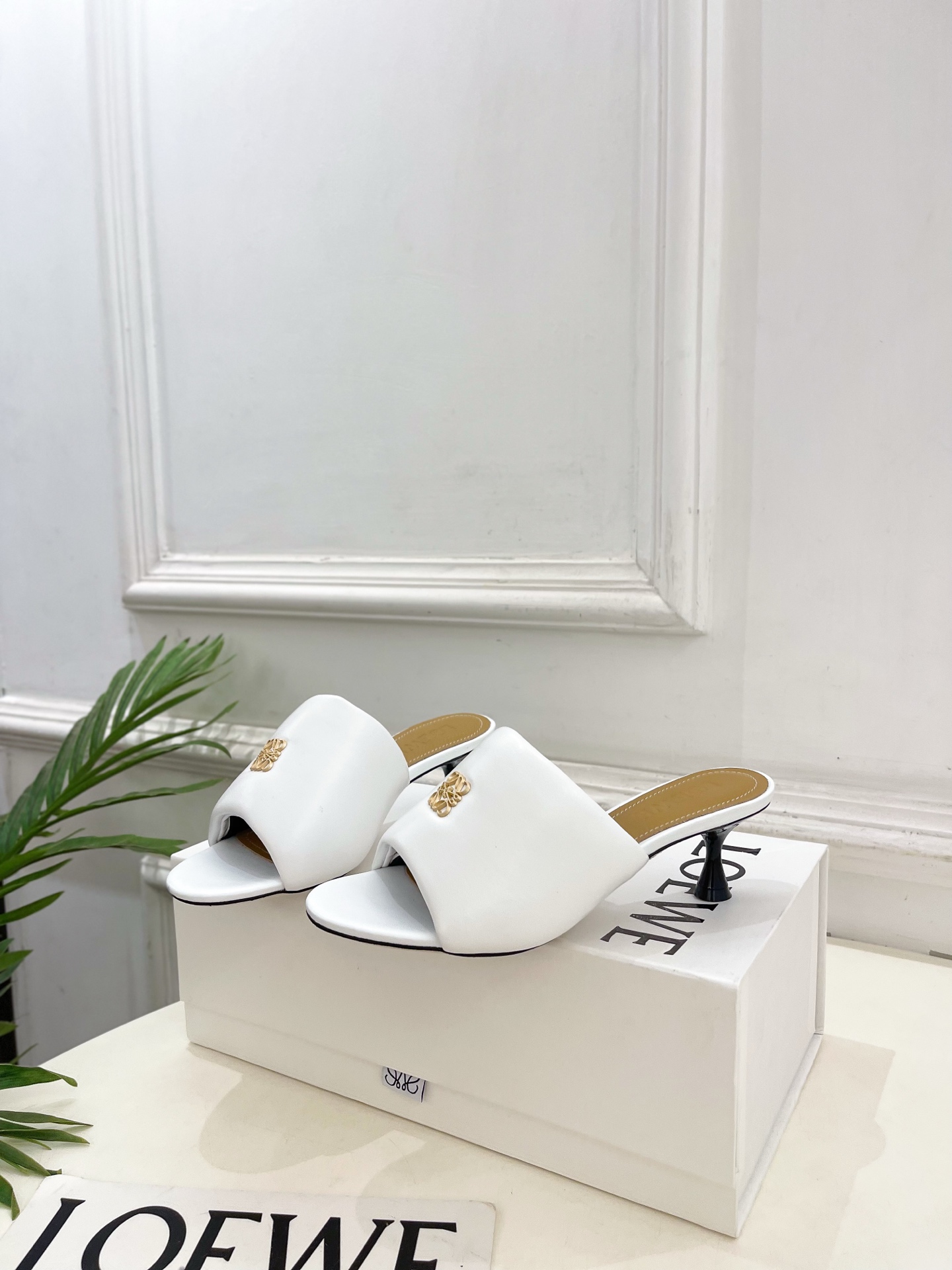 LOEWE 罗意威 2026春夏新品小猫跟面包拖鞋—————————LOEWE作为这两年最受欢迎的设计师