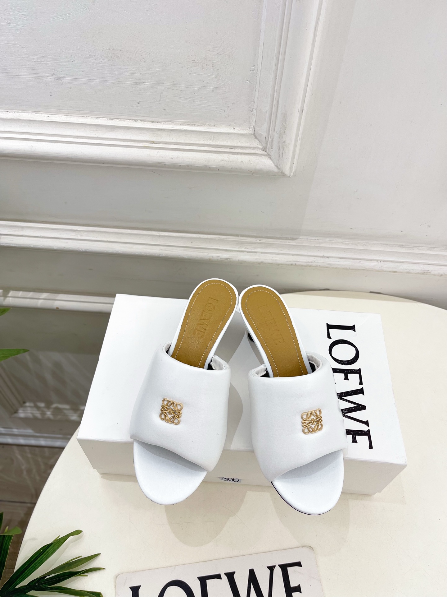 LOEWE 罗意威 2026春夏新品小猫跟面包拖鞋—————————LOEWE作为这两年最受欢迎的设计师