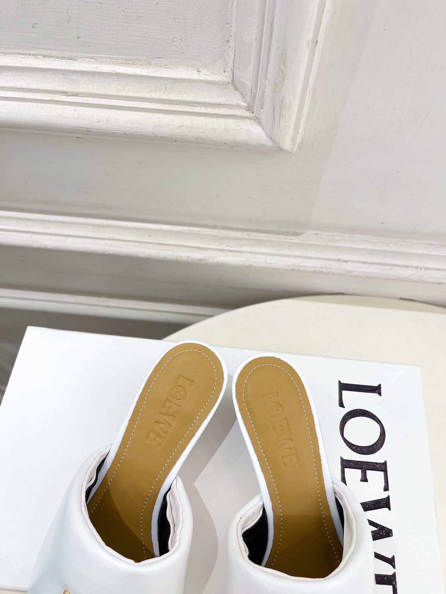 LOEWE 罗意威 2026春夏新品小猫跟面包拖鞋—————————LOEWE作为这两年最受欢迎的设计师