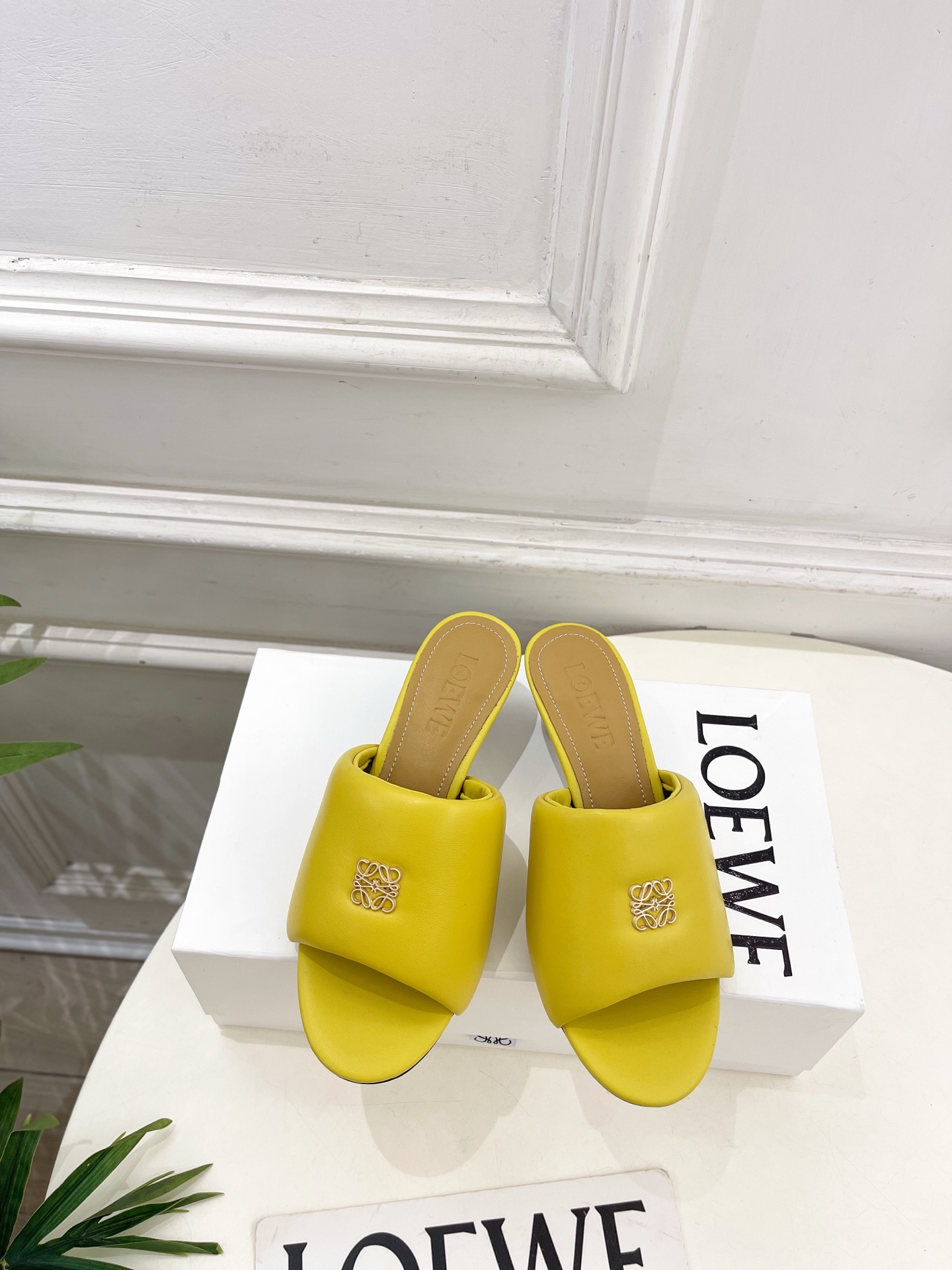 LOEWE 罗意威 2026春夏新品小猫跟面包拖鞋—————————LOEWE作为这两年最受欢迎的设计师