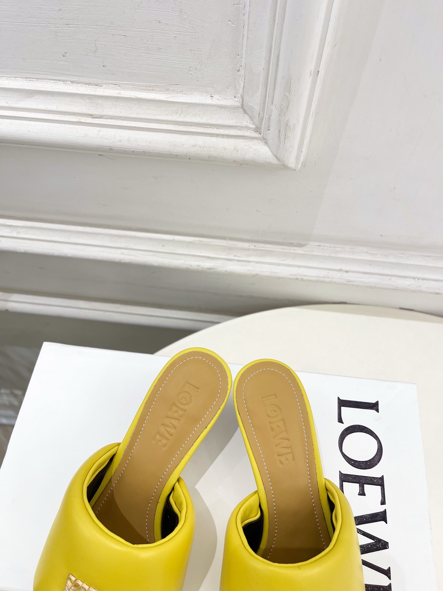 LOEWE 罗意威 2026春夏新品小猫跟面包拖鞋—————————LOEWE作为这两年最受欢迎的设计师