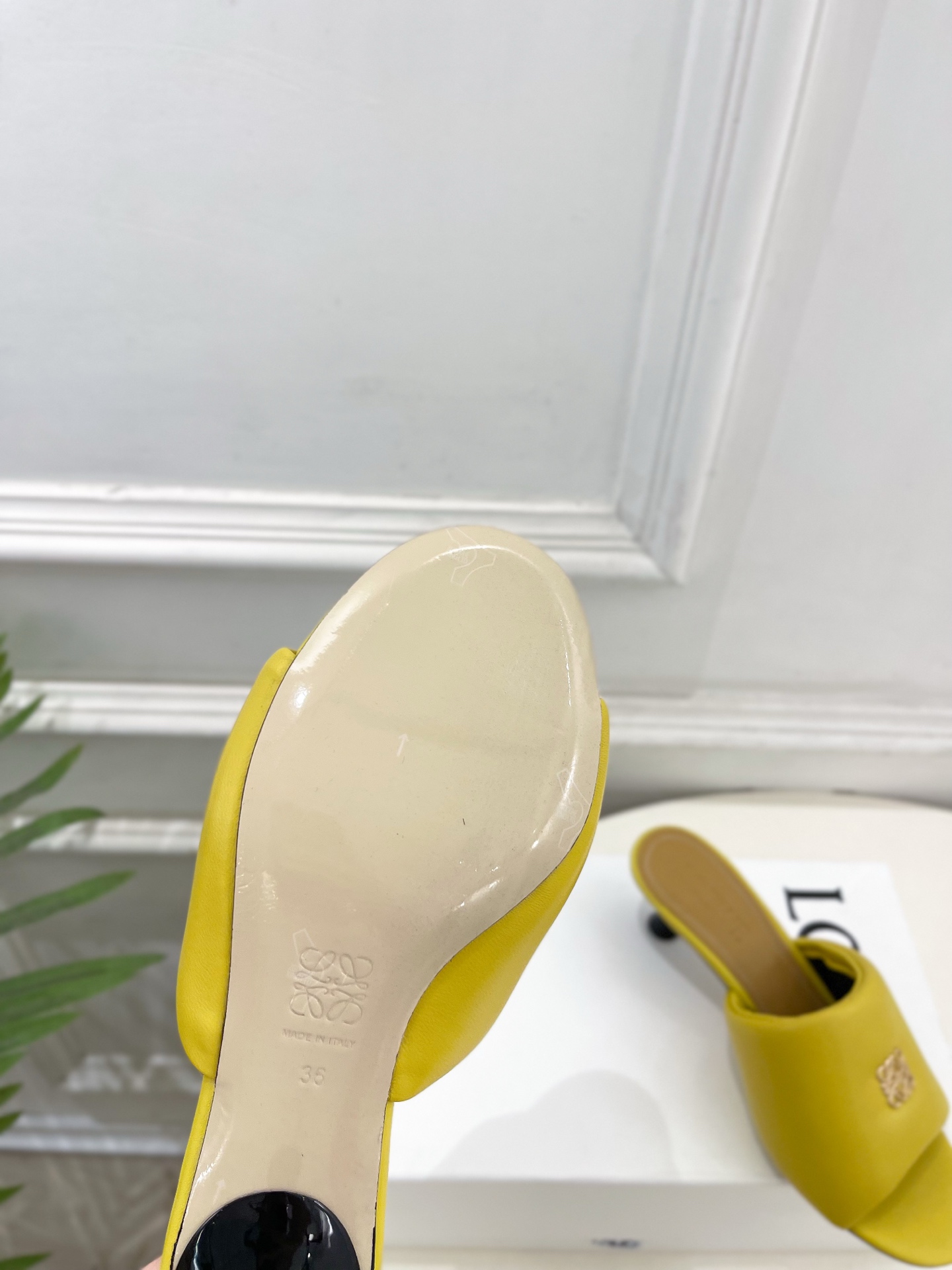 LOEWE 罗意威 2026春夏新品小猫跟面包拖鞋—————————LOEWE作为这两年最受欢迎的设计师