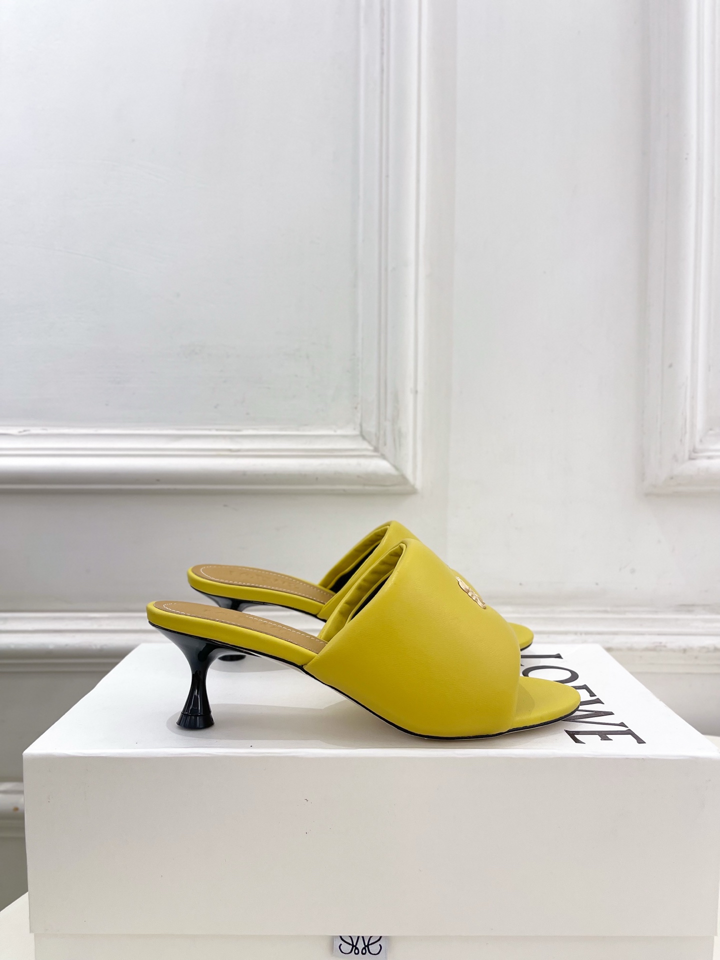 LOEWE 罗意威 2026春夏新品小猫跟面包拖鞋—————————LOEWE作为这两年最受欢迎的设计师