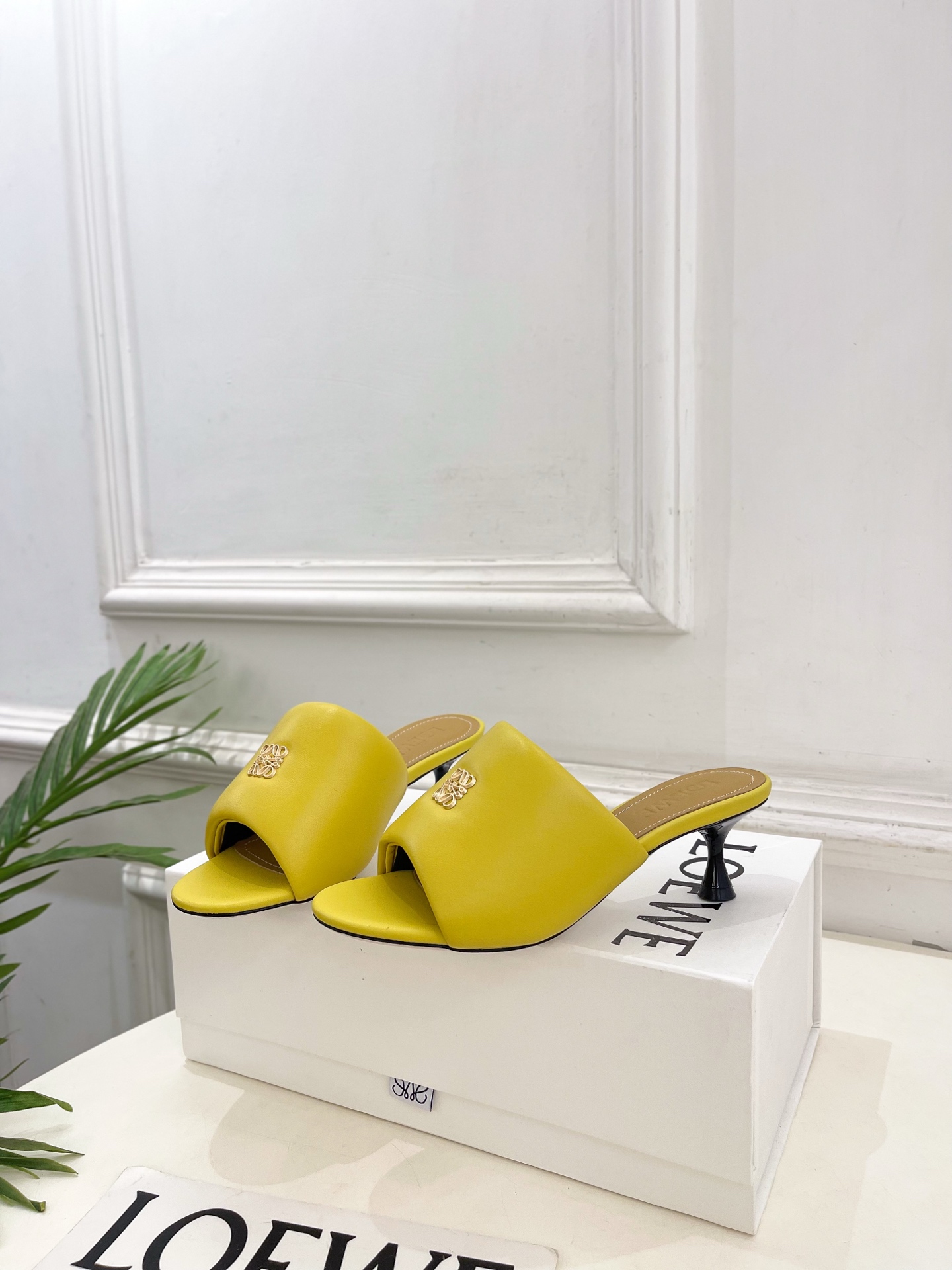 LOEWE 罗意威 2026春夏新品小猫跟面包拖鞋—————————LOEWE作为这两年最受欢迎的设计师