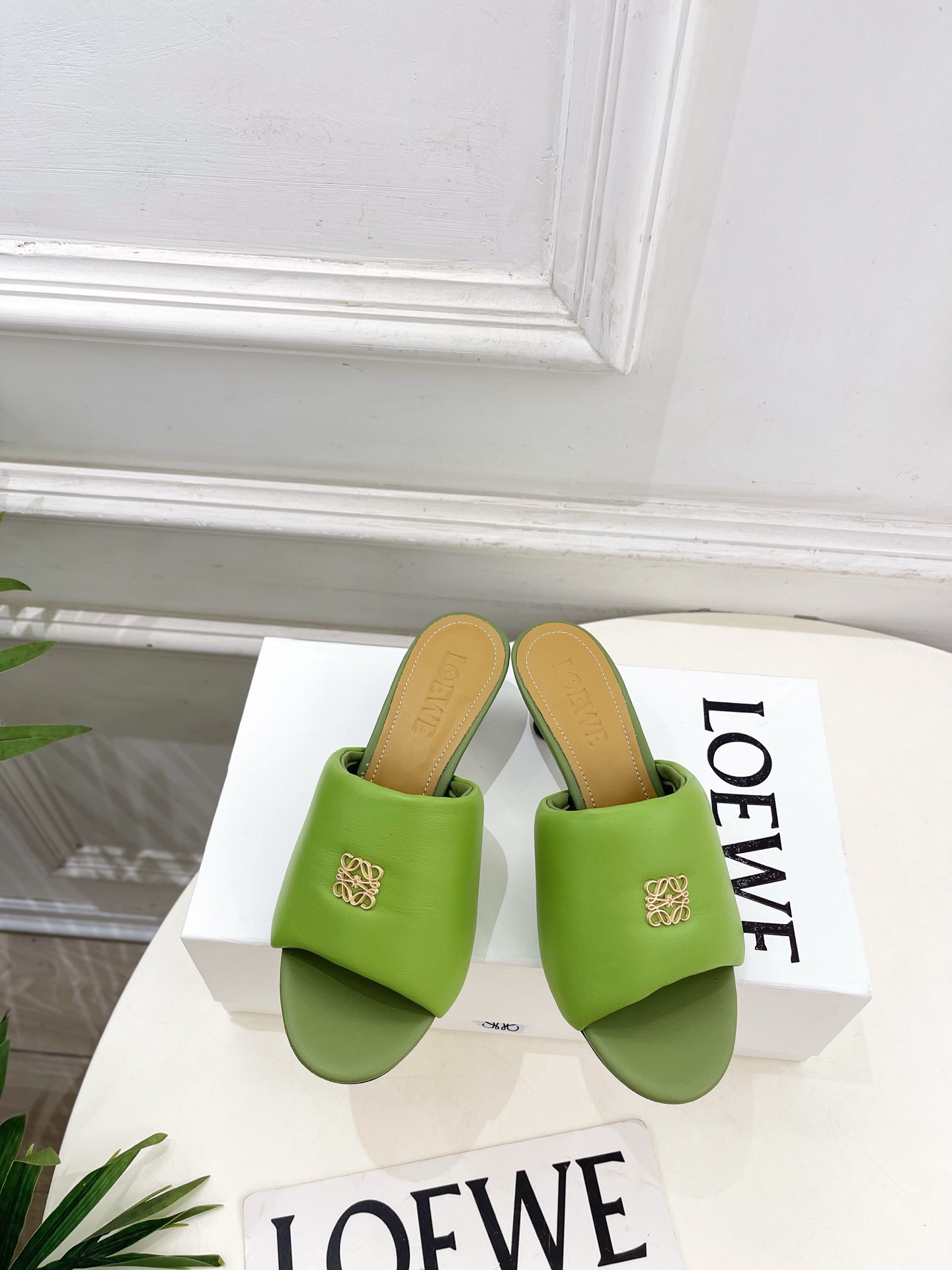NO:816206,LOEWE 2026 spring and summer new kitten heel bread slippers ————————— LOEWE, as the most popular designer brand in the past two years, has simple design, clever details, fresh and refined!  If you don’t want to hit the streets with random styles, you can check out this brand. It’s relatively niche but is so easy to match. You can see this brand everywhere on Instagram and Xiaohongshu!  BS original one-to-one customization, original specific lambskin upper, imported lambskin lining, original imported leather outsole, heel height 5cm, size 35~39 (40.41.42 custom-made, non-returnable) No. 2604031, high heels and slippers, loewe, loewe, high heels, slippers, sheepskin, Leather soles19860909LOEWE 罗意威 2026春夏新品小猫跟面包拖鞋 ————————— LOEWE作为这两年最受欢迎的设计师牌,设计简单、细节巧妙、清新脱俗！ 不想满大街撞款的可以看看这个品牌,比较小众却又是那么好搭配,ins、小红书随处可见这个品牌的身影 ！BS原版一比一定制 鞋面原版特定小羊皮 内里进口小羊皮 大底原版进口真皮大底 跟高5cm 码数35~39(40.41.42订做不退换） 编号2604031,高跟鞋拖鞋,loewe,loewe,high heels,slippers,sheepskin,Leather soles,Women's Shoes