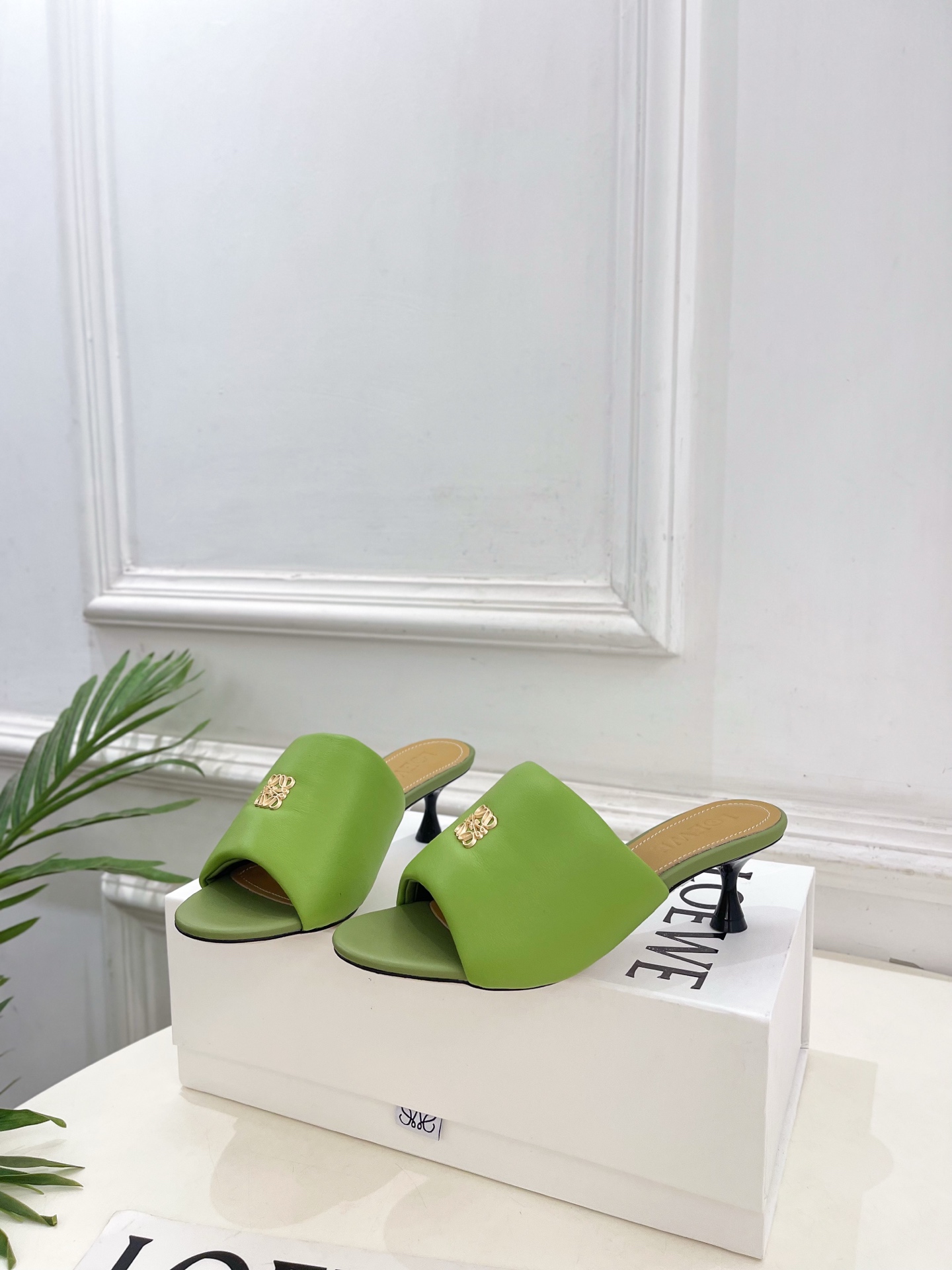 LOEWE 罗意威 2026春夏新品小猫跟面包拖鞋—————————LOEWE作为这两年最受欢迎的设计师