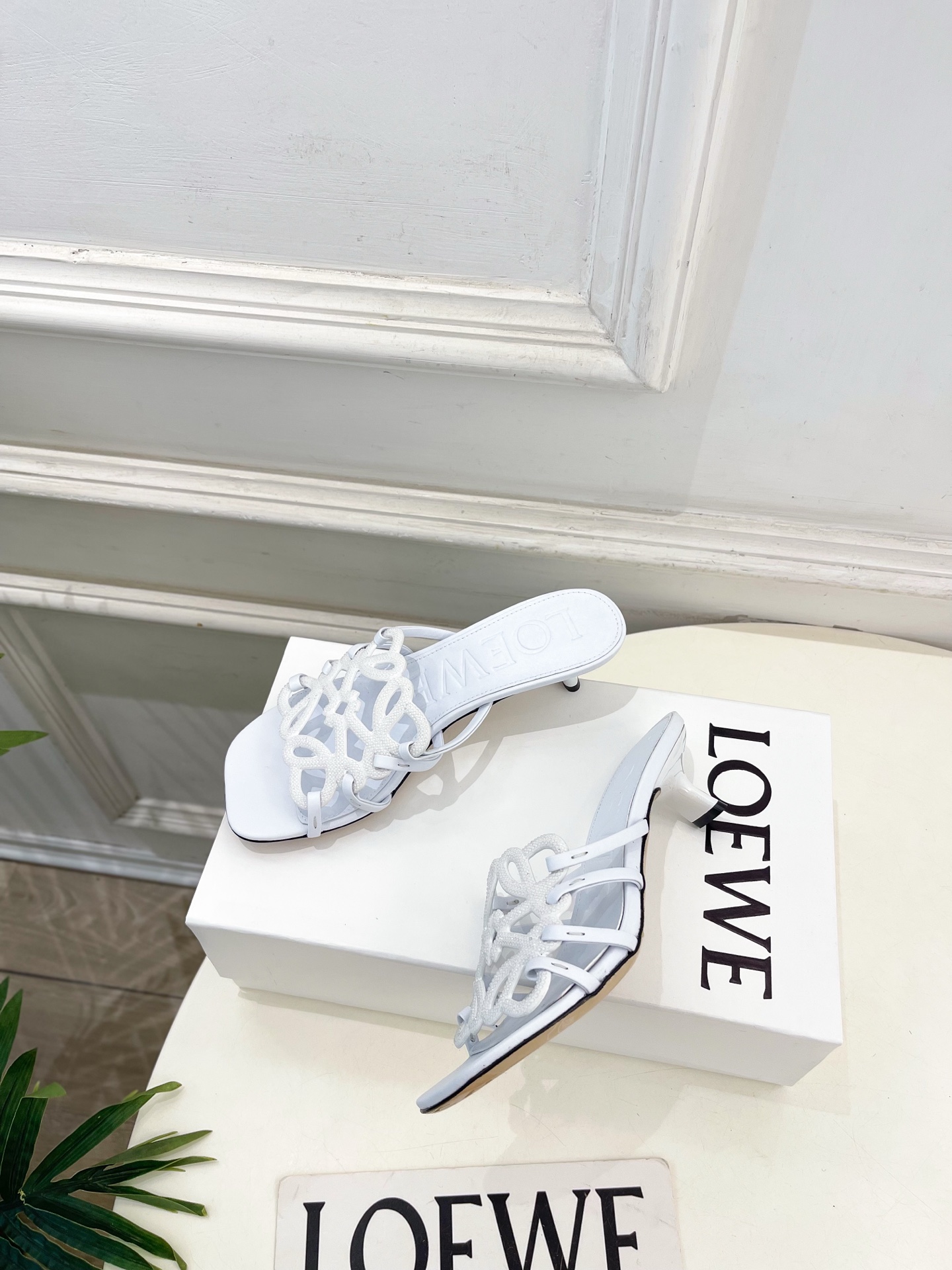 LOEWE 罗意威 2026春夏新品  Petal Anagram镂空水钻小猫跟拖鞋—————————L