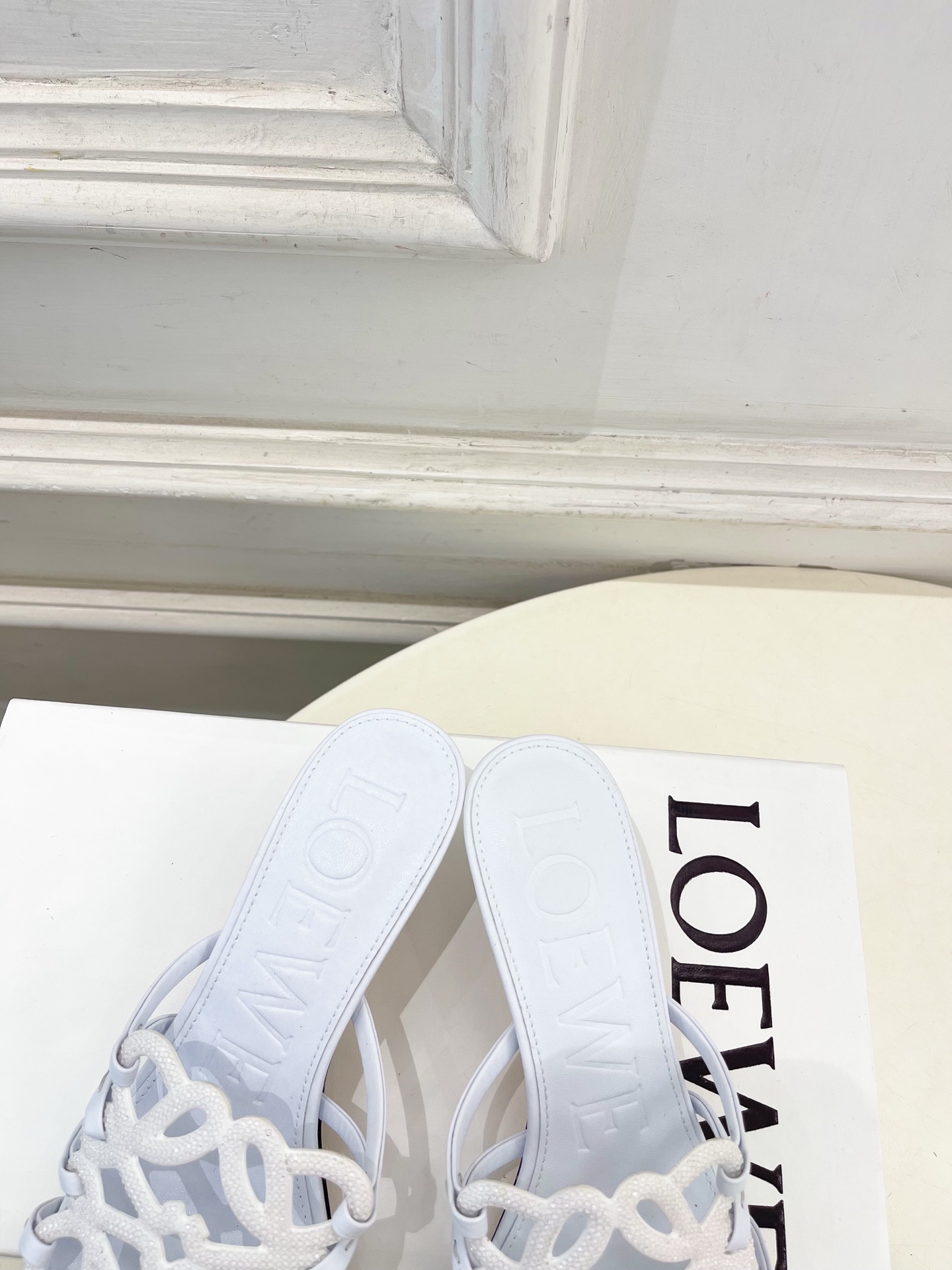 LOEWE 罗意威 2026春夏新品  Petal Anagram镂空水钻小猫跟拖鞋—————————L