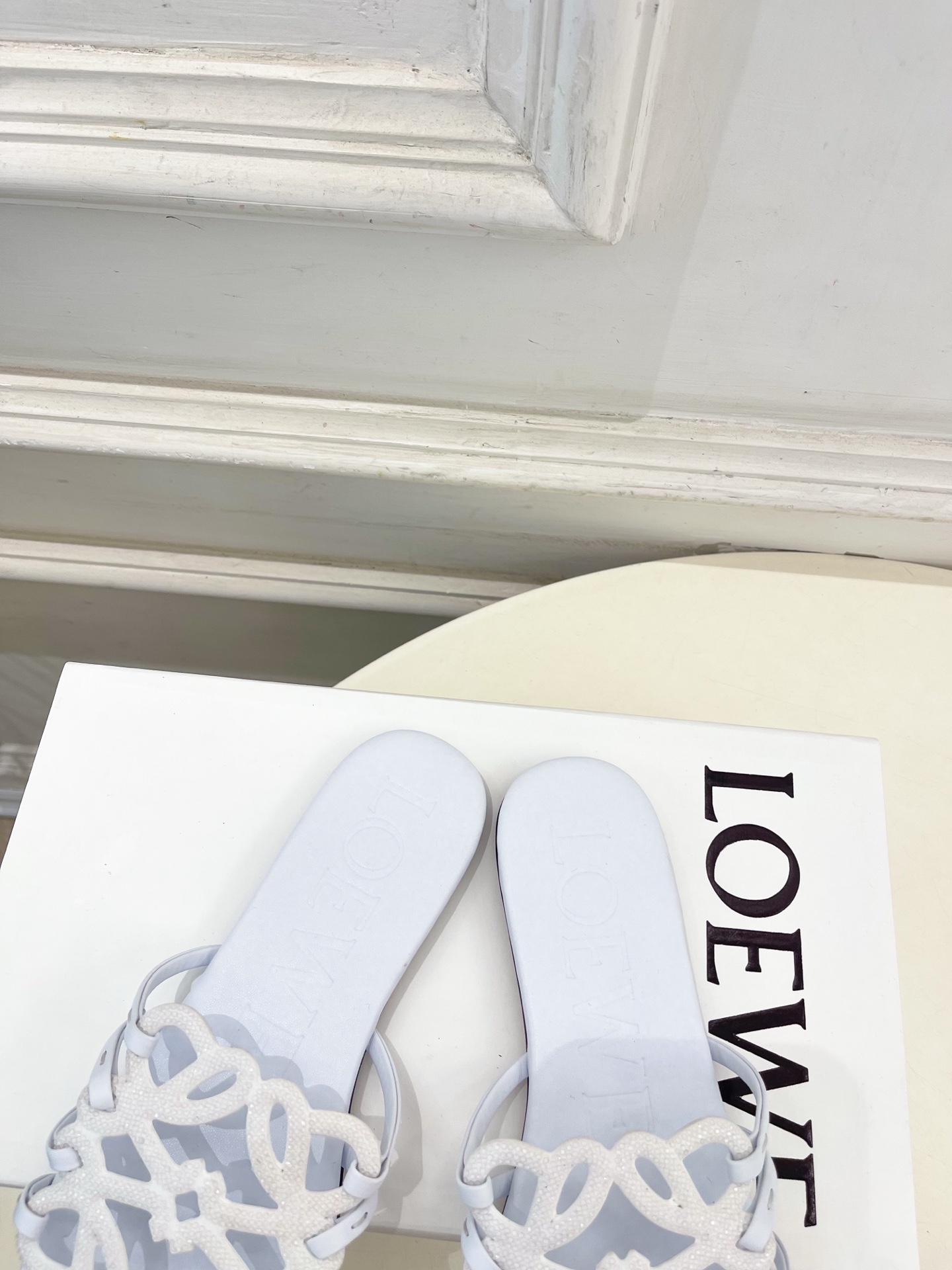 LOEWE 罗意威 2026春夏新品  Petal Anagram镂空水钻小猫跟拖鞋—————————L