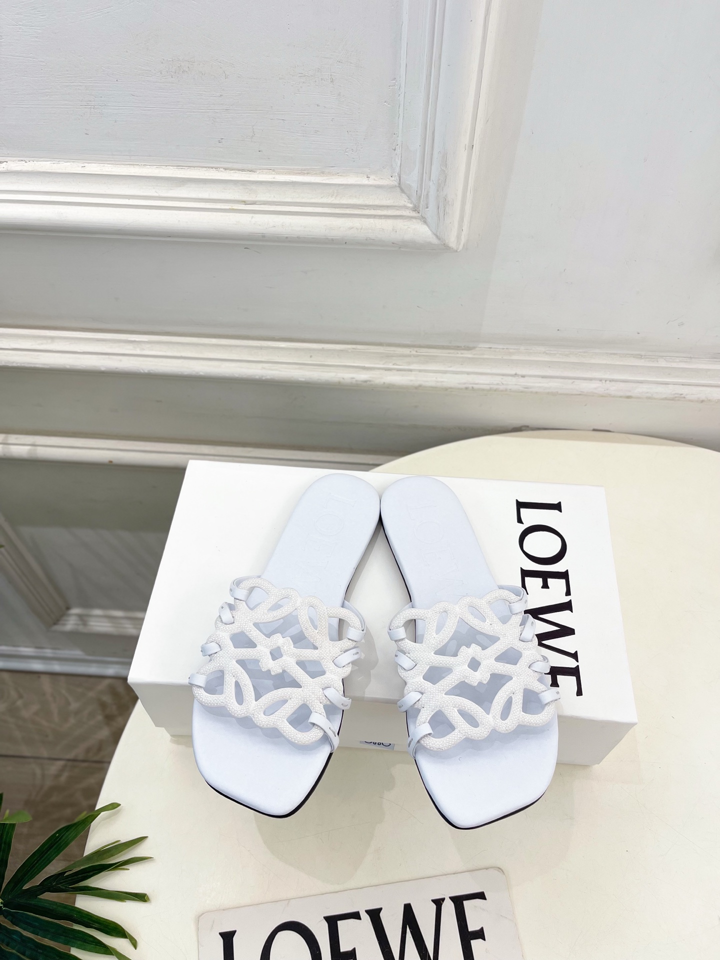 NO:816182,LOEWE 2026 spring and summer new product Petal Anagram hollow rhinestone kitten heel slippers ————————— LOEWE, as the most popular designer brand in the past two years, has simple design, clever details, fresh and refined!  If you don’t want to hit the streets with random styles, you can check out this brand. It’s relatively niche but is so easy to match. You can see this brand everywhere on Instagram and Xiaohongshu!  BS original one-to-one customization, original specific calfskin upper, imported goatskin lining, original injection molded leather outsole, high heel flat/4.5cm, size 35~39 (40.41.42 custom made, non-returnable), flat, medium heel, No. 2605044, high heels slippers, loewe, loewe, high heels, slippers, cowhide, sheepskin, Leather soles19860909LOEWE 罗意威 2026春夏新品 Petal Anagram镂空水钻小猫跟拖鞋 ————————— LOEWE作为这两年最受欢迎的设计师牌,设计简单、细节巧妙、清新脱俗！ 不想满大街撞款的可以看看这个品牌,比较小众却又是那么好搭配,ins、小红书随处可见这个品牌的身影 ！BS原版一比一定制 鞋面原版特定小牛皮 内里进口山羊皮 大底原版注塑真皮大底 跟高平底/4.5cm 码数35~39(40.41.42订做不退换） 平底、中跟 编号2605044,高跟鞋拖鞋,loewe,loewe,high heels,slippers,cowhide,sheepskin,Leather soles,Women's Shoes