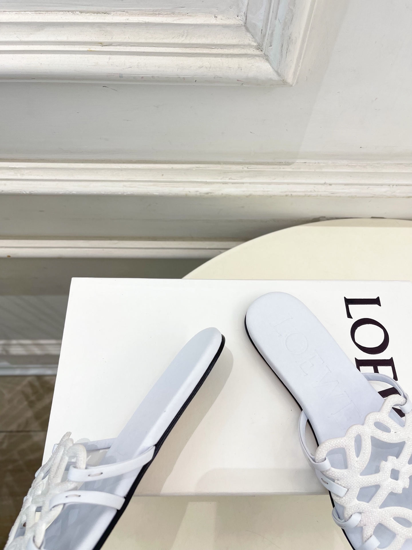 LOEWE 罗意威 2026春夏新品  Petal Anagram镂空水钻小猫跟拖鞋—————————L