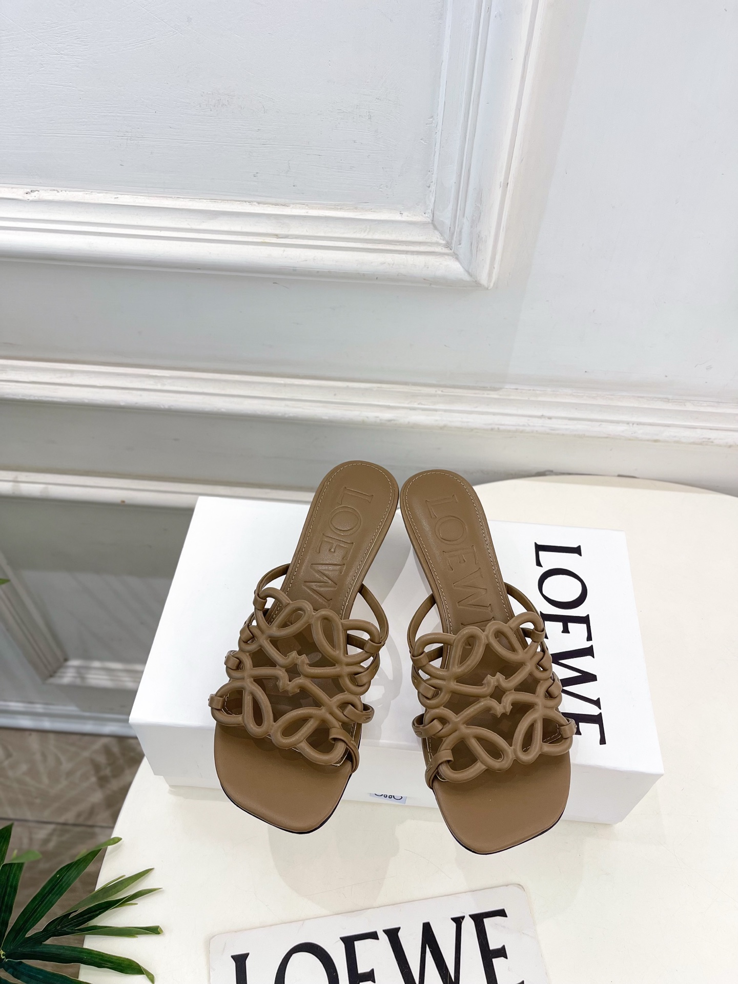 NO:816187,LOEWE 2026 spring and summer new product Petal Anagram hollow kitten heel slippers ————————— LOEWE, as the most popular designer brand in the past two years, has simple design, clever details, fresh and refined!  If you don’t want to hit the streets with random styles, you can check out this brand. It’s relatively niche but is so easy to match. You can see this brand everywhere on Instagram and Xiaohongshu!  BS original one-to-one customization, original specific calfskin upper, imported goatskin lining, original injection molded leather outsole, high heel flat/4.5cm, size 35~39 (40.41.42 custom made, non-refundable), flat mid-heel, No. 2605044, high heels slippers, loewe, loewe, high heels, slippers, cowhide, sheepskin, Leather soles19860909LOEWE 罗意威 2026春夏新品 Petal Anagram镂空小猫跟拖鞋 ————————— LOEWE作为这两年最受欢迎的设计师牌,设计简单、细节巧妙、清新脱俗！ 不想满大街撞款的可以看看这个品牌,比较小众却又是那么好搭配,ins、小红书随处可见这个品牌的身影 ！BS原版一比一定制 鞋面原版特定小牛皮 内里进口山羊皮 大底原版注塑真皮大底 跟高平底/4.5cm 码数35~39(40.41.42订做不退换） 平底中跟 编号2605044,高跟鞋拖鞋,loewe,loewe,high heels,slippers,cowhide,sheepskin,Leather soles,Women's Shoes