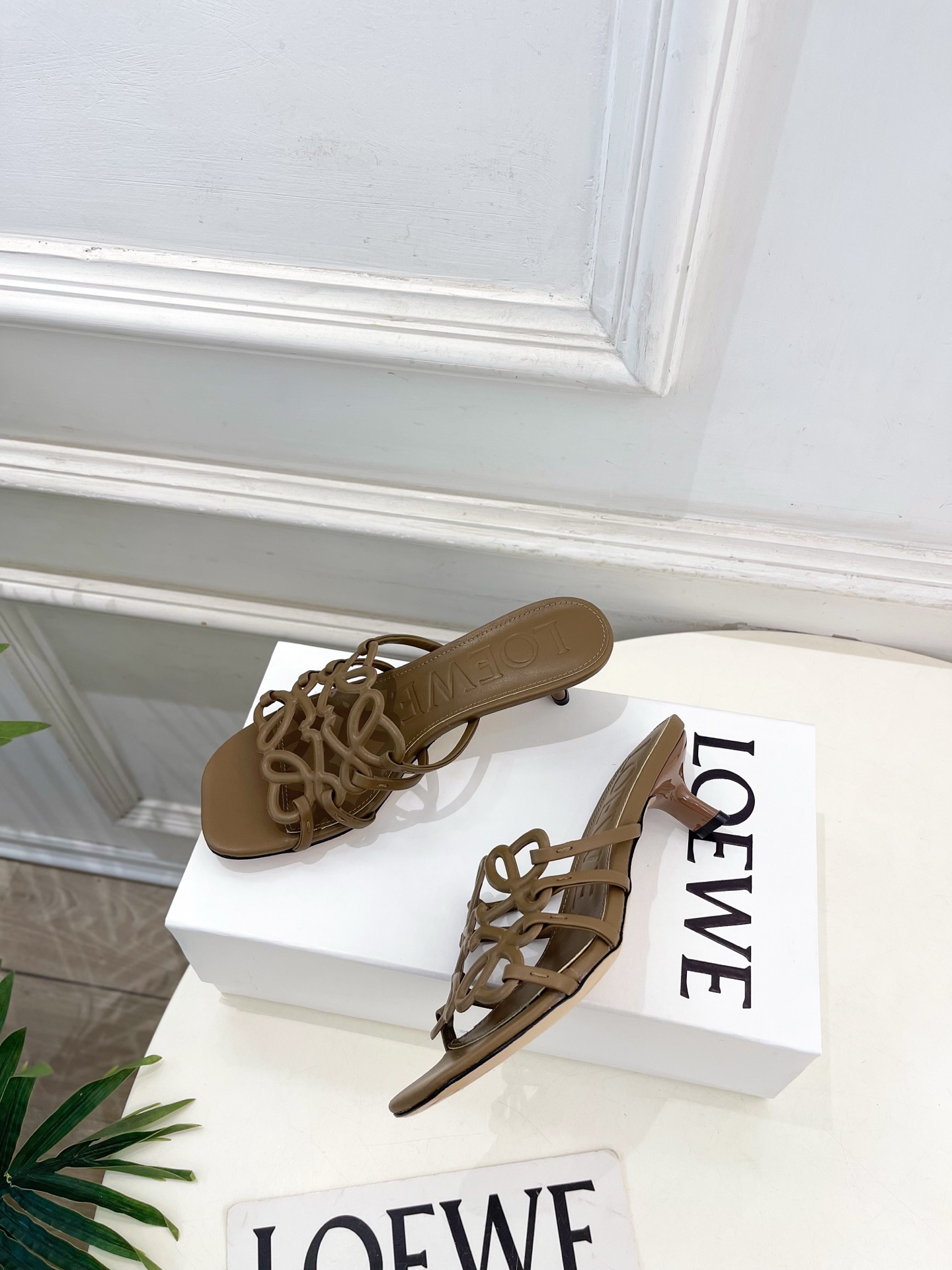 LOEWE 罗意威 2026春夏新品  Petal Anagram镂空小猫跟拖鞋—————————LOE