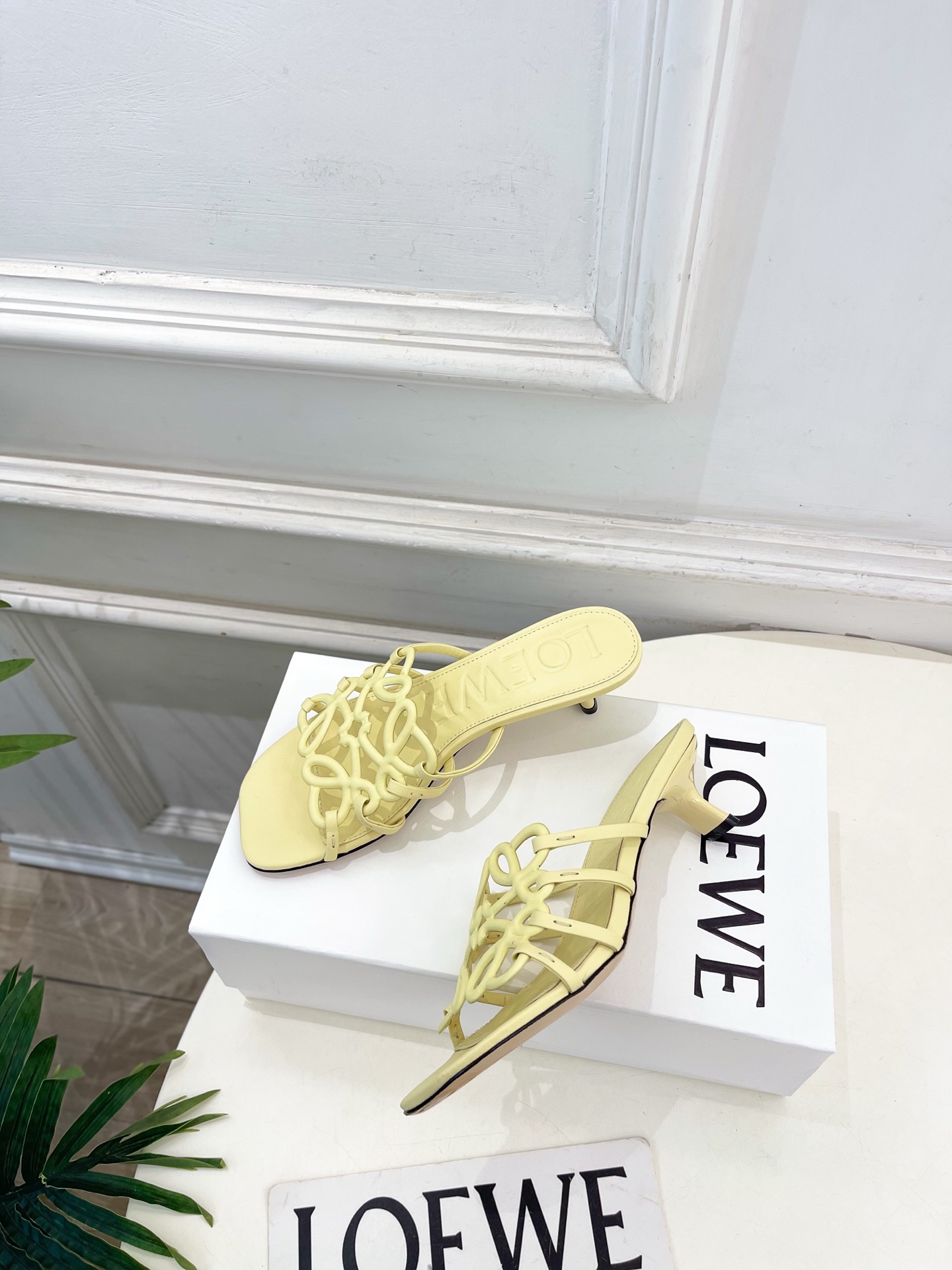 LOEWE 罗意威 2026春夏新品  Petal Anagram镂空小猫跟拖鞋—————————LOE