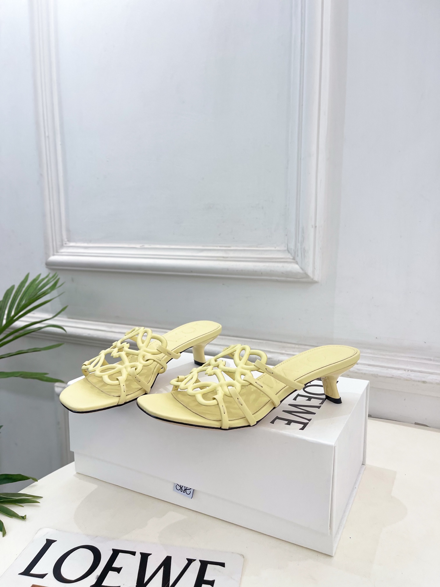 LOEWE 罗意威 2026春夏新品  Petal Anagram镂空小猫跟拖鞋—————————LOE