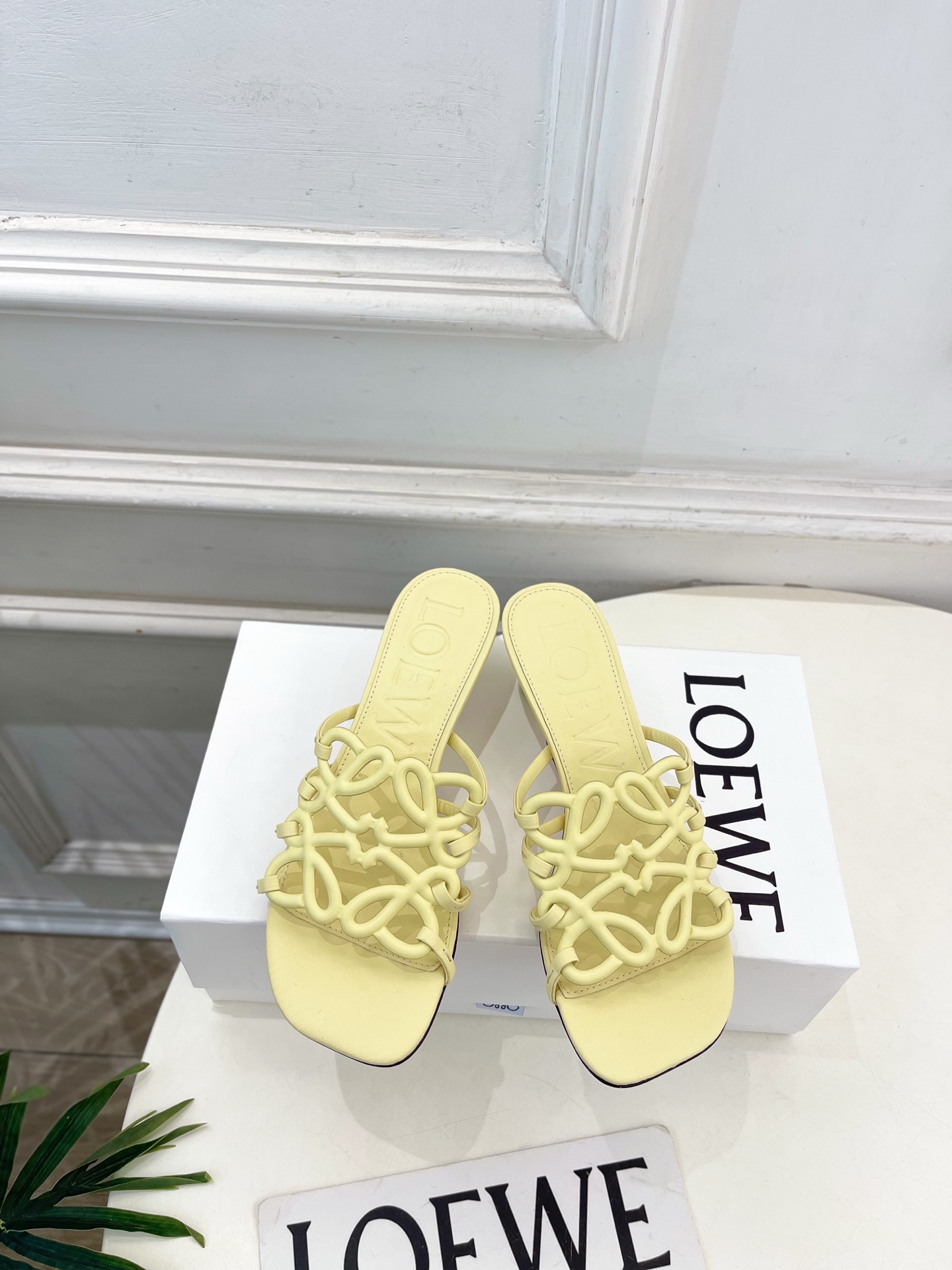 NO:816191,LOEWE 2026 spring and summer new product Petal Anagram hollow kitten heel slippers ————————— LOEWE, as the most popular designer brand in the past two years, has simple design, clever details, fresh and refined!  If you don’t want to hit the streets with random styles, you can check out this brand. It’s relatively niche but is so easy to match. You can see this brand everywhere on Instagram and Xiaohongshu!  BS original one-to-one customization, original specific calfskin upper, imported goatskin lining, original injection molded leather outsole, high heel flat/4.5cm, size 35~39 (40.41.42 custom made, non-returnable), flat, medium heel, No. 2605044, high heels slippers, loewe, loewe, high heels, slippers, cowhide, sheepskin, Leather soles19860909LOEWE 罗意威 2026春夏新品 Petal Anagram镂空小猫跟拖鞋 ————————— LOEWE作为这两年最受欢迎的设计师牌,设计简单、细节巧妙、清新脱俗！ 不想满大街撞款的可以看看这个品牌,比较小众却又是那么好搭配,ins、小红书随处可见这个品牌的身影 ！BS原版一比一定制 鞋面原版特定小牛皮 内里进口山羊皮 大底原版注塑真皮大底 跟高平底/4.5cm 码数35~39(40.41.42订做不退换） 平底、中跟 编号2605044,高跟鞋拖鞋,loewe,loewe,high heels,slippers,cowhide,sheepskin,Leather soles,Women's Shoes