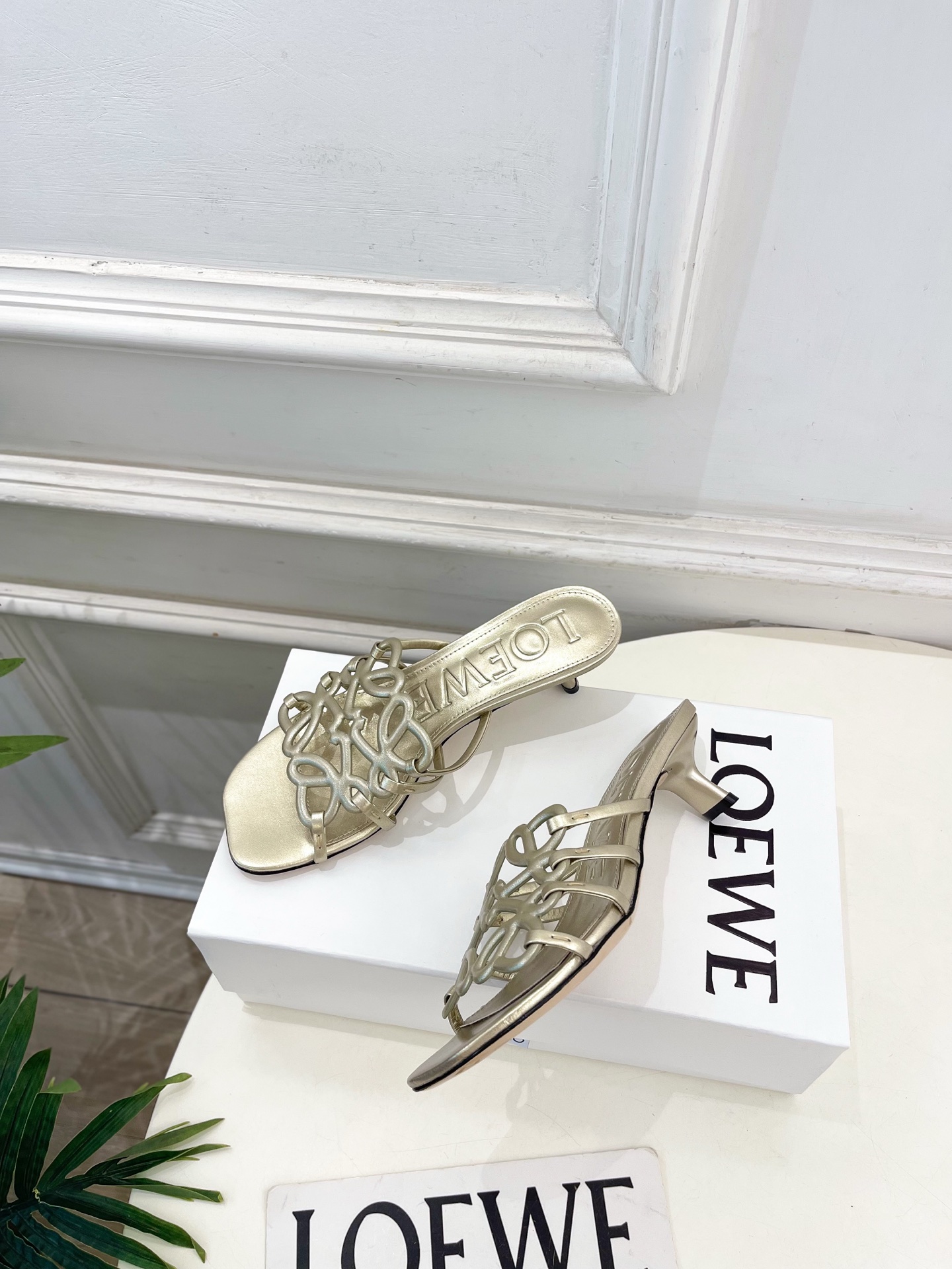 LOEWE 罗意威 2026春夏新品  Petal Anagram镂空小猫跟拖鞋—————————LOE