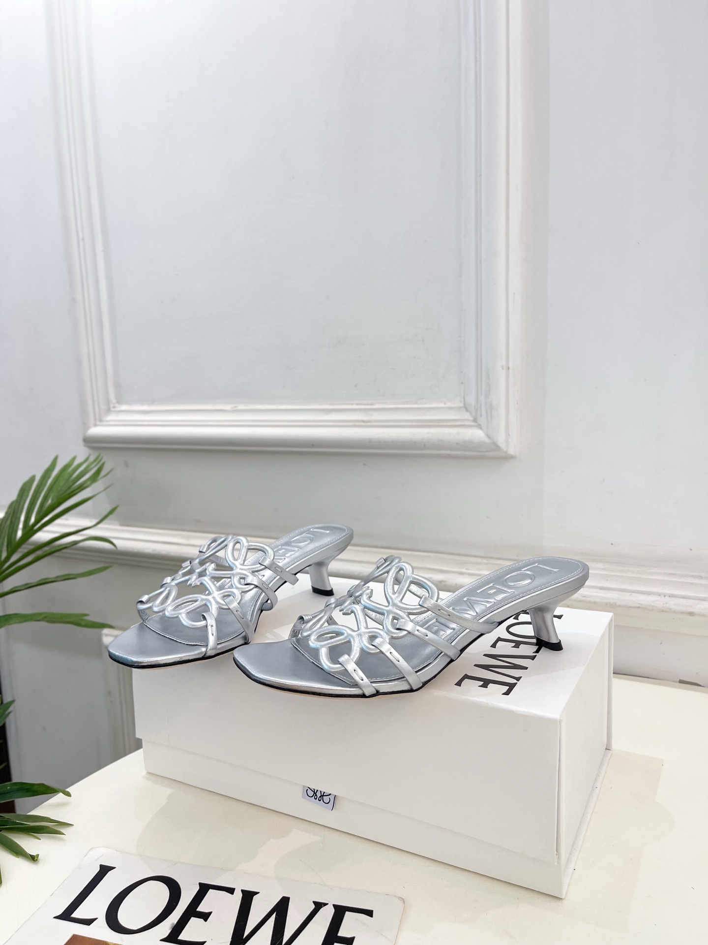 LOEWE 罗意威 2026春夏新品  Petal Anagram镂空小猫跟拖鞋—————————LOE