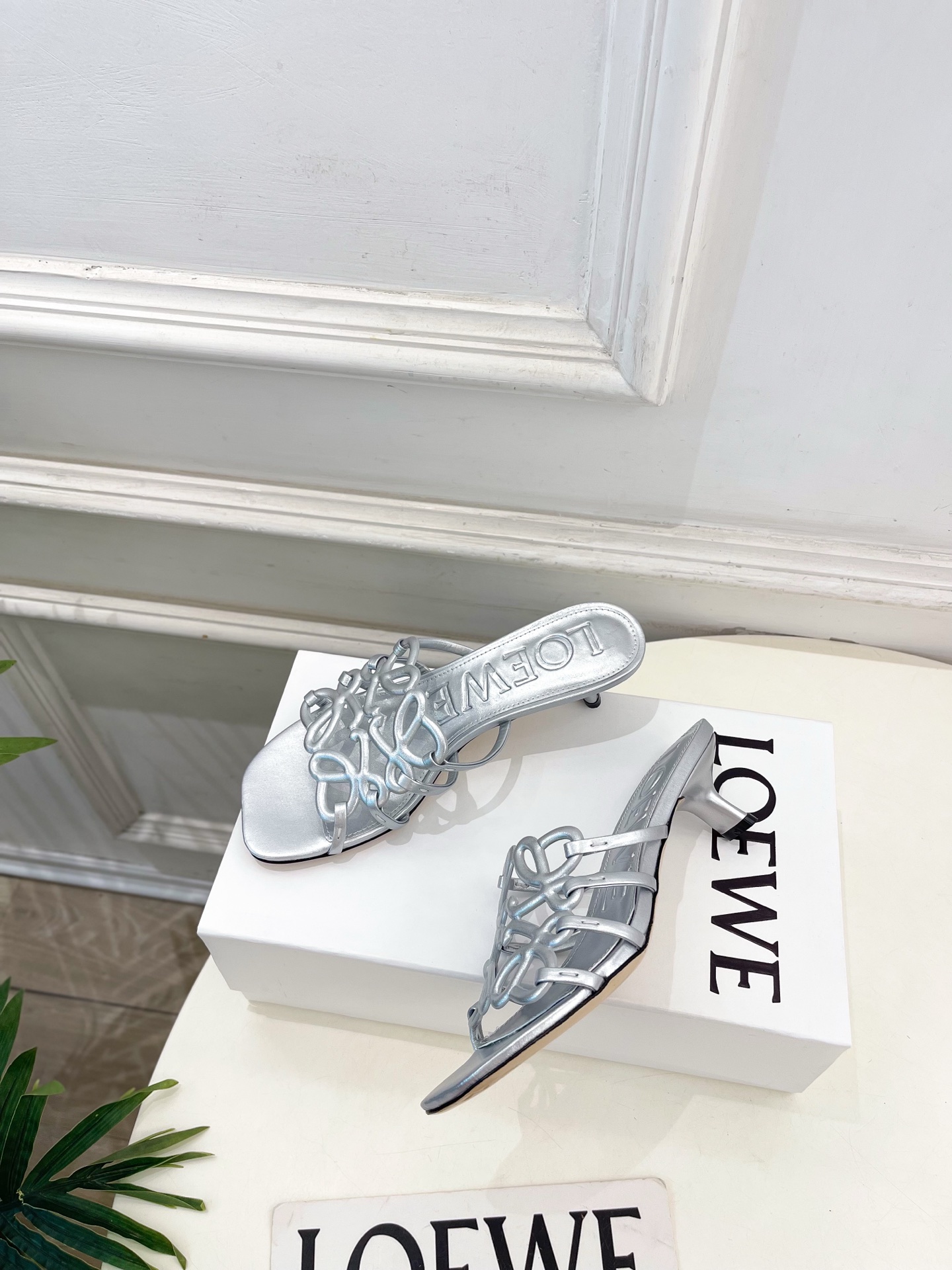 LOEWE 罗意威 2026春夏新品  Petal Anagram镂空小猫跟拖鞋—————————LOE