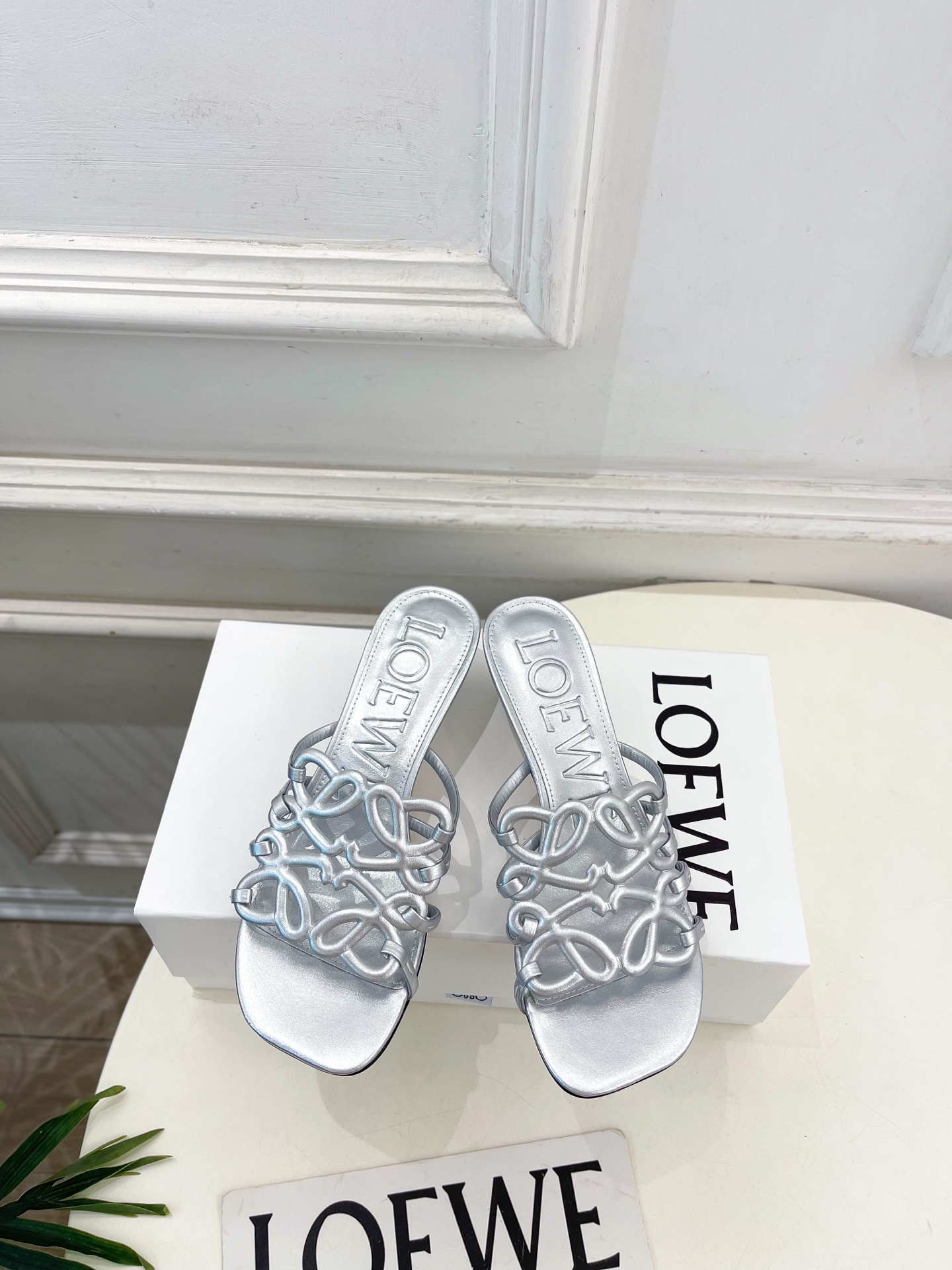 NO:816196,LOEWE 2026 spring and summer new product Petal Anagram hollow kitten heel slippers ————————— LOEWE, as the most popular designer brand in the past two years, has simple design, clever details, fresh and refined!  If you don’t want to hit the streets with random styles, you can check out this brand. It’s relatively niche but is so easy to match. You can see this brand everywhere on Instagram and Xiaohongshu!  BS original one-to-one customization, original specific calfskin upper, imported goatskin lining, original injection molded leather outsole, high heel flat/4.5cm, size 35~39 (40.41.42 custom made, non-refundable), flat mid-heel, No. 2605044, high heels slippers, loewe, loewe, high heels, slippers, cowhide, sheepskin, Leather soles19860909LOEWE 罗意威 2026春夏新品 Petal Anagram镂空小猫跟拖鞋 ————————— LOEWE作为这两年最受欢迎的设计师牌,设计简单、细节巧妙、清新脱俗！ 不想满大街撞款的可以看看这个品牌,比较小众却又是那么好搭配,ins、小红书随处可见这个品牌的身影 ！BS原版一比一定制 鞋面原版特定小牛皮 内里进口山羊皮 大底原版注塑真皮大底 跟高平底/4.5cm 码数35~39(40.41.42订做不退换） 平底中跟 编号2605044,高跟鞋拖鞋,loewe,loewe,high heels,slippers,cowhide,sheepskin,Leather soles,Women's Shoes