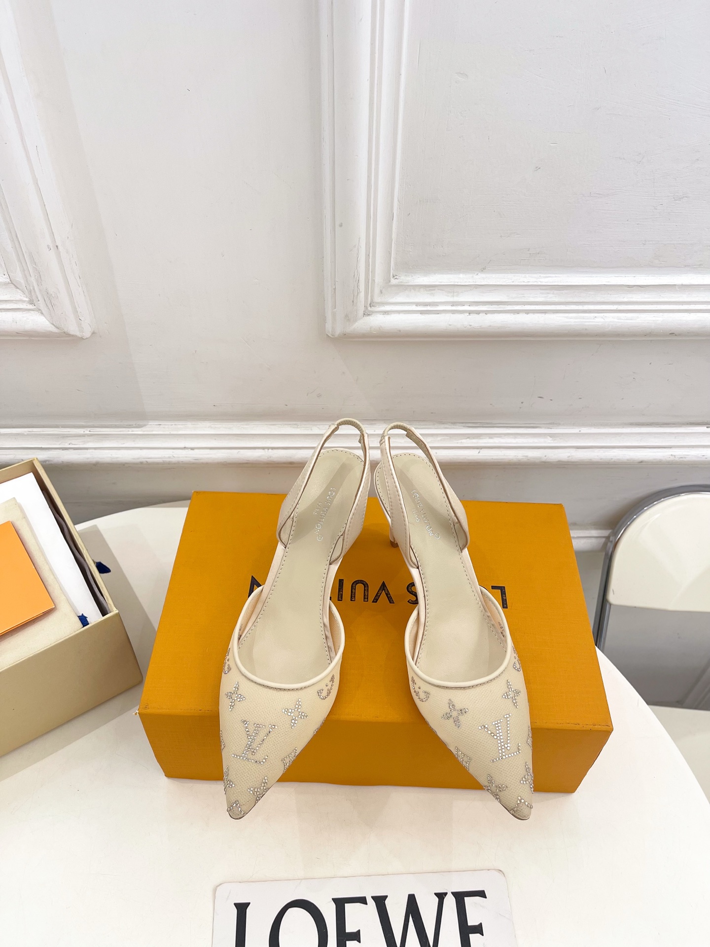 NO:816214,LV | Louis Vuitton 26 2026 early spring new model, top version, the counter features the latest GALA mesh rhinestone pointed sandals, a series of new hard goods, BS purchasing level!  Full of high-end feel!  A popular model among bloggers at home and abroad, it is retro, fashionable and looks great on your feet!  Official website main recommendation★ ━━━━━ t ━━━━━ Original specific mesh rhinestones on the upper. Imported sheepskin lining on the lining. Original Italian leather outsole. Heel height 8.5cm. Shoe size 35-39 (customized at 40.41). No. 2605045, high-heeled sandals, louis vuitton, louis  vuitton,sandals,high heels,sheepskin,Leather soles19860909LV | 路易威登 26 2026 早春新款 顶级版本 专柜主打最新款 GALA网纱水钻尖头凉鞋 系列硬货上新 BS代购级别！高级感十足！国内外博主刷爆的一款,复古又时髦上脚美炸了！官网主推款★ ━━━━━ t ━━━━━ 鞋面原版特定网纱水钻 内里进口羊皮里 大底原版意大利真皮大底 跟高8.5cm 鞋码35-39（40.41定制）  编号2605045,高跟鞋凉鞋,louis vuitton,louis vuitton,sandals,high heels,sheepskin,Leather soles,Women's Shoes