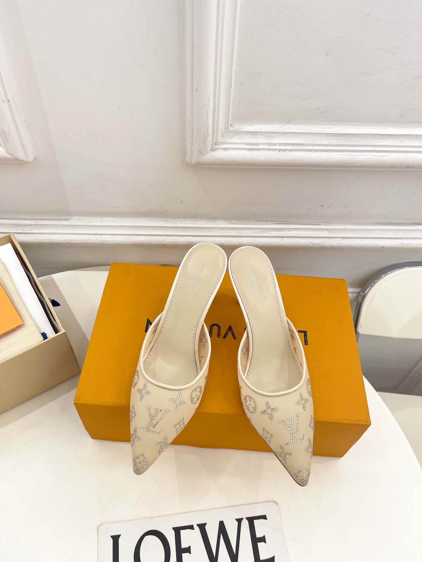 NO:816220,LV | Louis Vuitton 26 2026 early spring new model, top version, the counter features the latest GALA mesh rhinestone pointed toe half slippers, new series of hard goods, BS purchasing level!  Full of high-end feel!  A popular model among bloggers at home and abroad, it is retro, fashionable and looks great on your feet!  Official website main recommendation★ ━━━━━ t ━━━━━ Original specific mesh rhinestones on the upper. Imported sheepskin lining on the lining. Original Italian leather outsole. Heel height 8.5cm. Shoe size 35-39 (customized at 40.41). No. 2605045, high-heeled sandals, louis vuitton, louis  vuitton,sandals,high heels,slippers,sheepskin,Leather soles19860909LV | 路易威登 26 2026 早春新款 顶级版本 专柜主打最新款 GALA网纱水钻尖头半拖鞋 系列硬货上新 BS代购级别！高级感十足！国内外博主刷爆的一款,复古又时髦上脚美炸了！官网主推款★ ━━━━━ t ━━━━━ 鞋面原版特定网纱水钻 内里进口羊皮里 大底原版意大利真皮大底 跟高8.5cm 鞋码35-39（40.41定制）  编号2605045,高跟鞋凉鞋,louis vuitton,louis vuitton,sandals,high heels,slippers,sheepskin,Leather soles,Women's Shoes