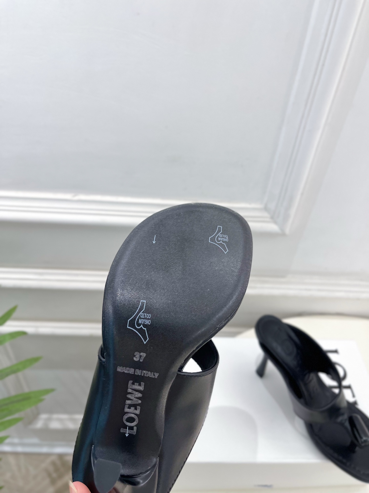 LOEWE 罗意威 2026春夏新品 Toggle 夹脚人字高跟拖鞋—————————LOEWE作为这两