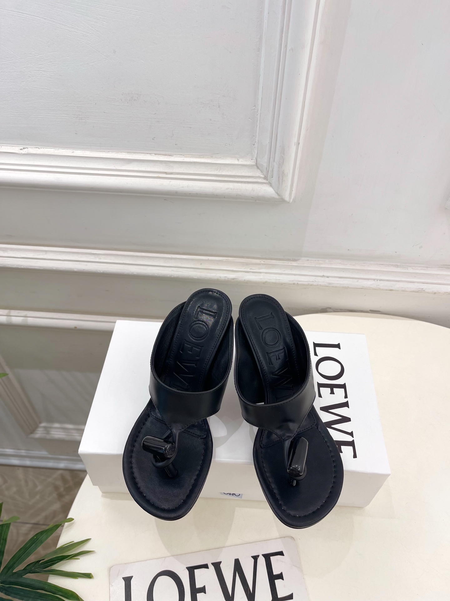 LOEWE 罗意威 2026春夏新品 Toggle 夹脚人字高跟拖鞋—————————LOEWE作为这两