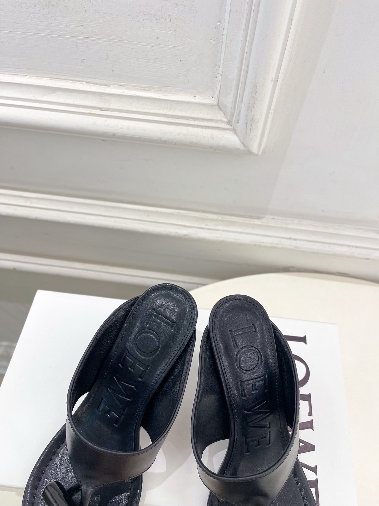 LOEWE 罗意威 2026春夏新品 Toggle 夹脚人字高跟拖鞋—————————LOEWE作为这两