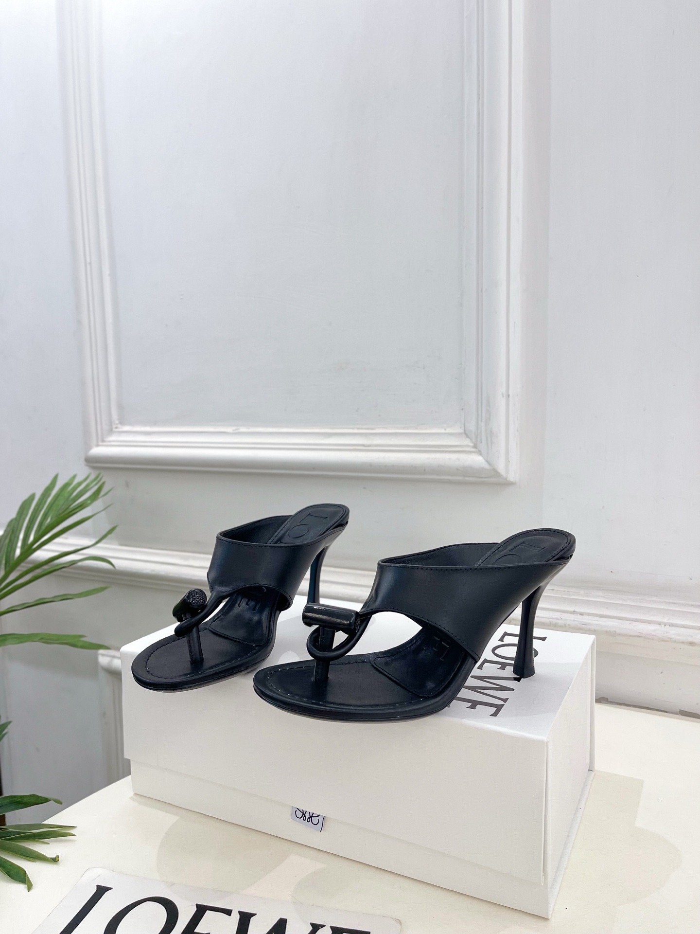 LOEWE 罗意威 2026春夏新品 Toggle 夹脚人字高跟拖鞋—————————LOEWE作为这两