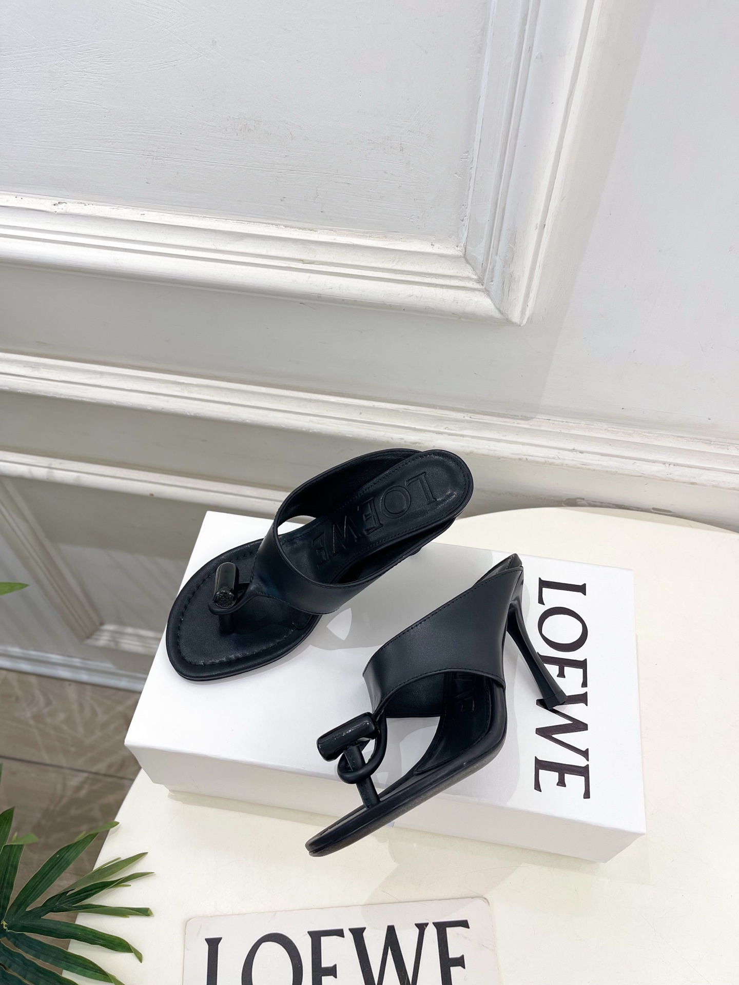 LOEWE 罗意威 2026春夏新品 Toggle 夹脚人字高跟拖鞋—————————LOEWE作为这两
