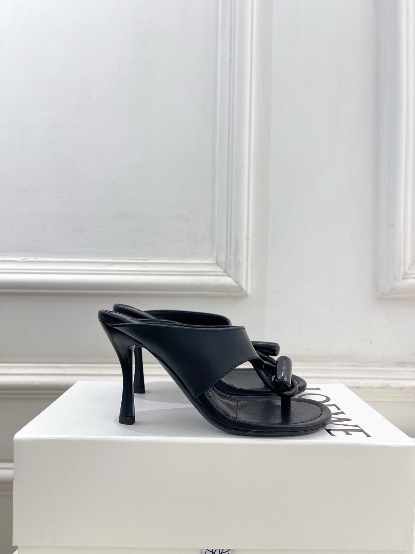 LOEWE 罗意威 2026春夏新品 Toggle 夹脚人字高跟拖鞋—————————LOEWE作为这两