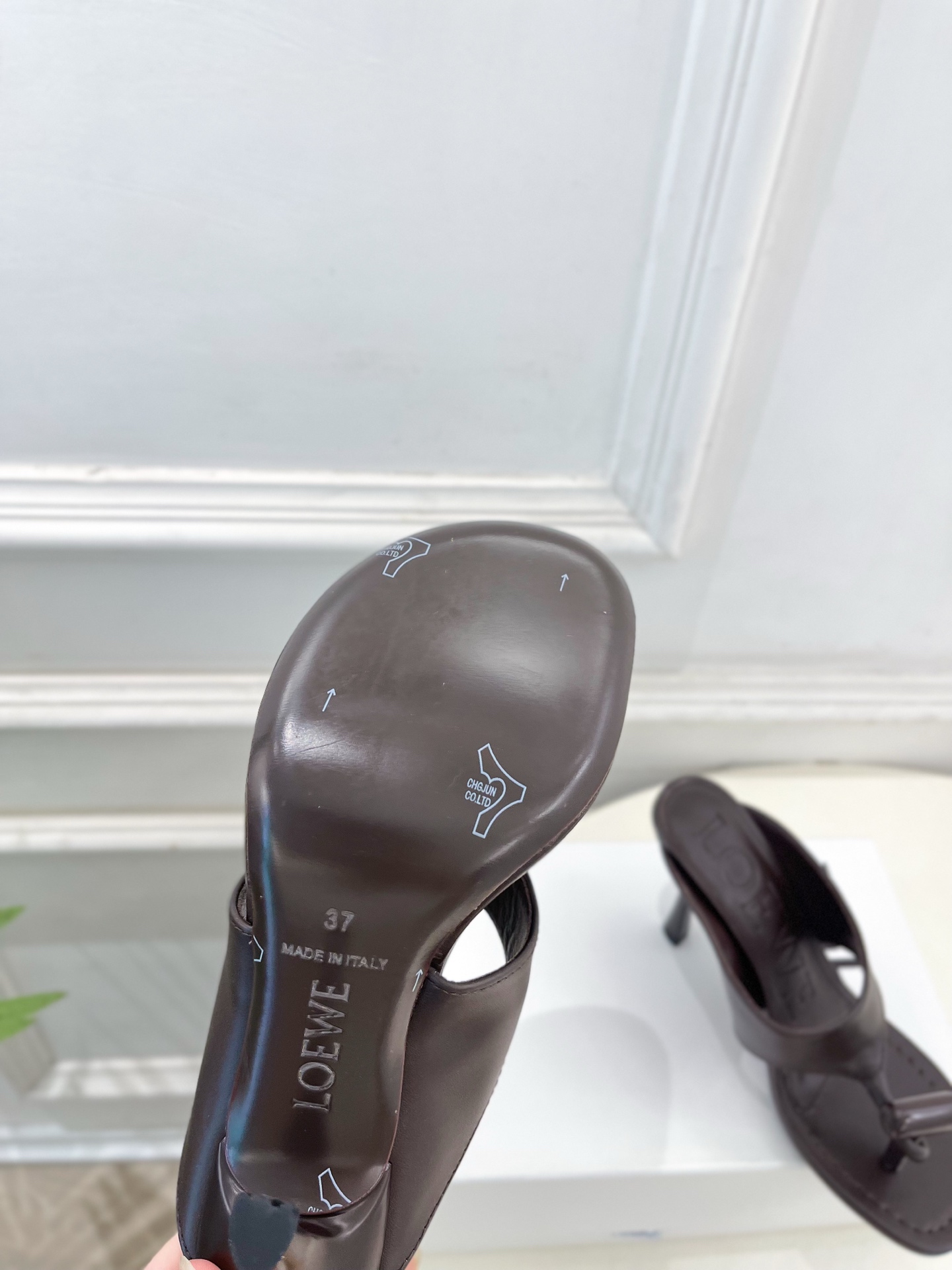 LOEWE 罗意威 2026春夏新品 Toggle 夹脚人字高跟拖鞋—————————LOEWE作为这两